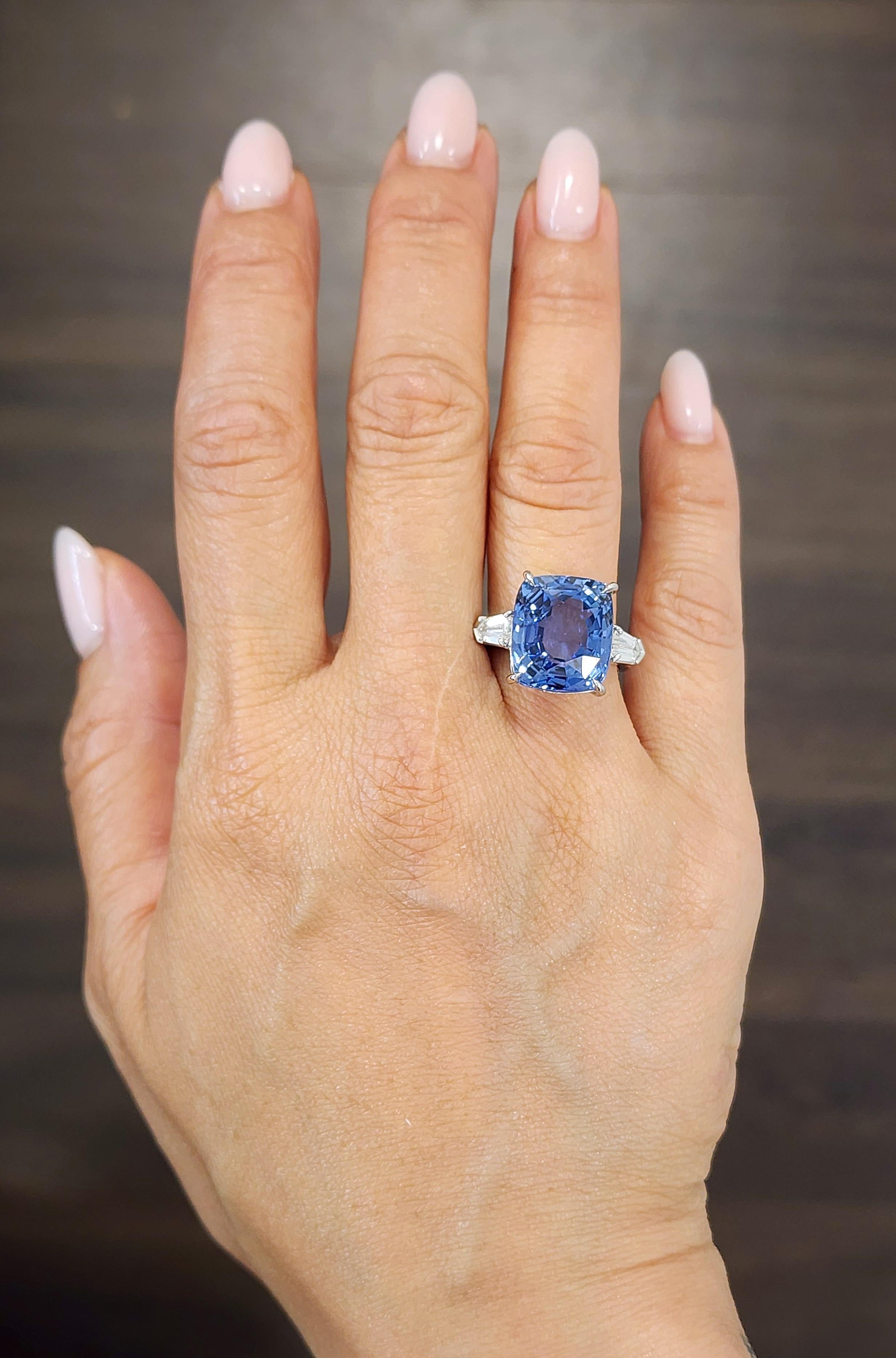 Eleva la tua collezione con questo anello da cocktail mozzafiato, che mette in mostra uno straordinario zaffiro blu di Ceylon da 16,40 carati con taglio a cuscino e certificato GIA senza calore. Incastonato nel platino, la tonalità profonda e