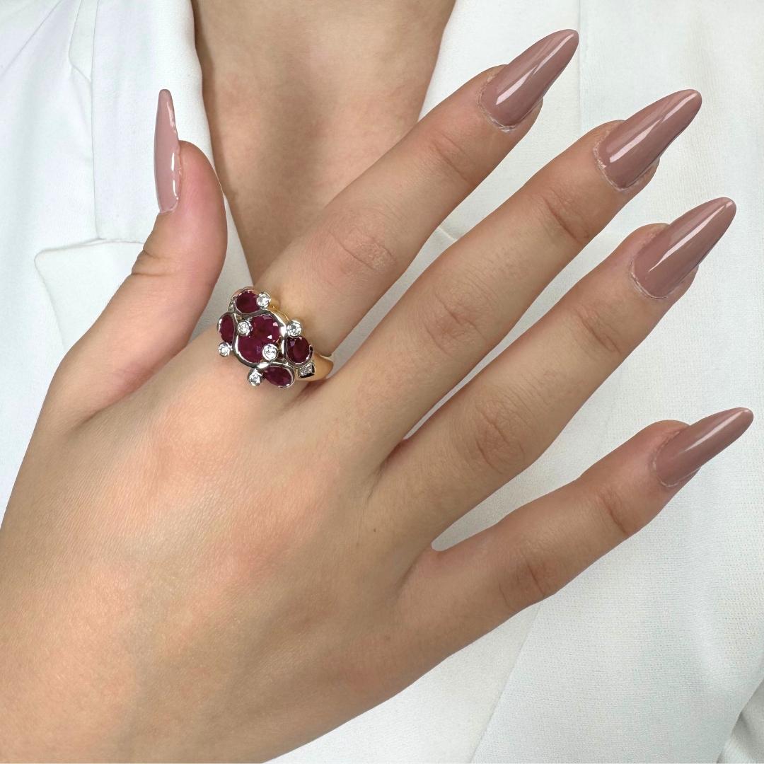 Whiting - Bague cocktail en or blanc et jaune 18 carats de 1,75 ct de rubis et de diamants - Certifiée IGI

Fusion vibrante de chaleur et d'éclat, cette bague en or jaune et blanc 18 carats est ornée de six rubis ovales rayonnants d'un rouge riche