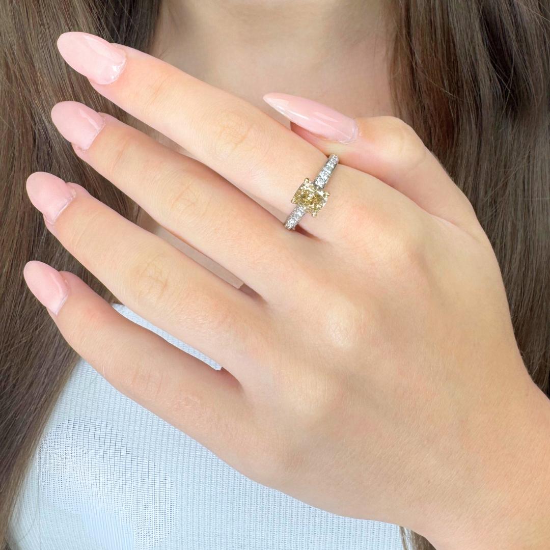 Atemberaubende 1,78ct Diamanten Pave Ring in 18k Weiß & Gelbgold - IGI zertifiziert

Dieser Pavé-Ring ist ein Meisterwerk an Kontrast und Brillanz und vereint die Wärme von Gelbgold mit der kühlen Eleganz von Weißgold. In der Mitte glänzt ein