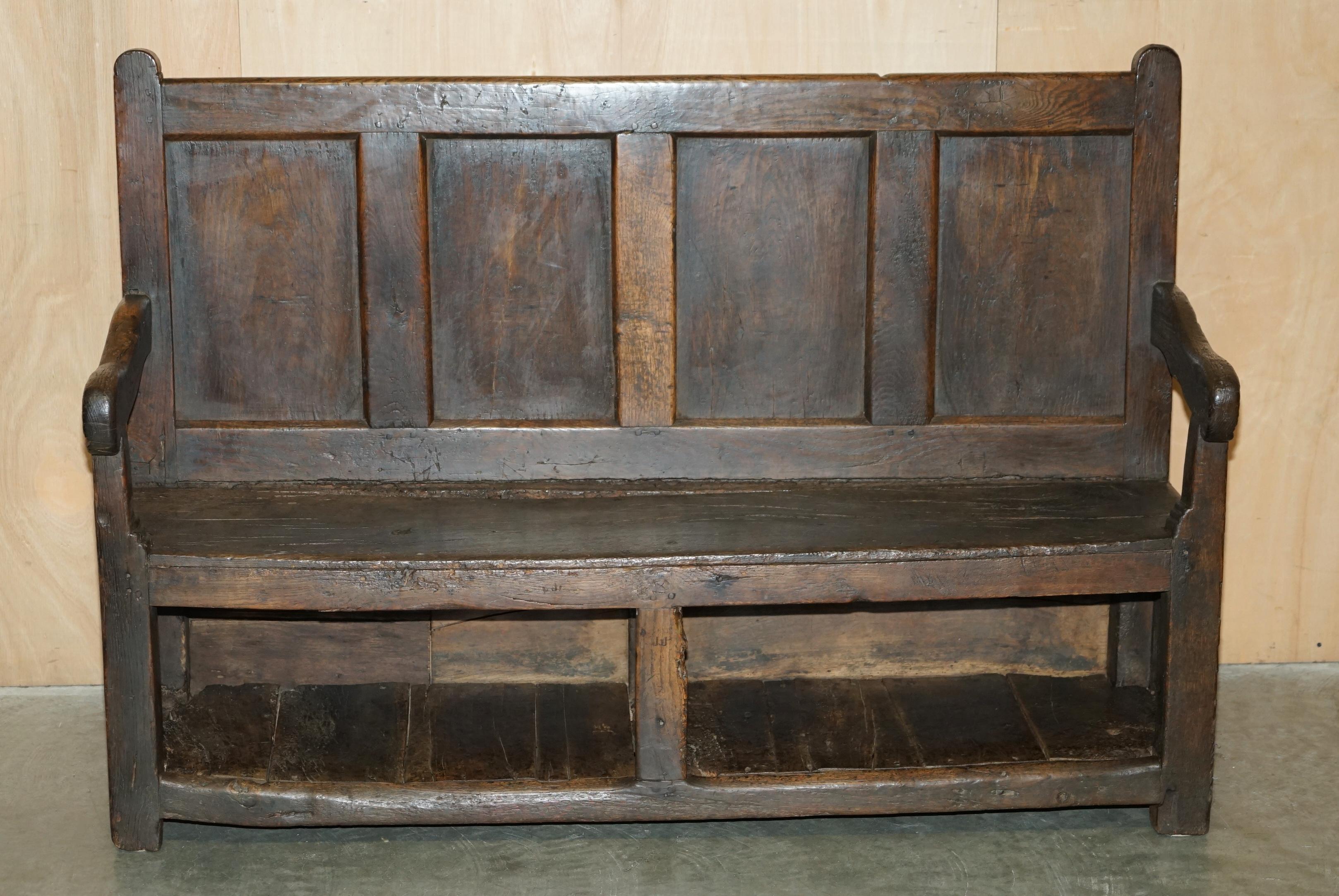 STUNNiNG 17TH CENTURY ANGLESEY WALES SETTLE BENCH LOVELY HALLWAY TAVERN SEATING (Charles II.) im Angebot