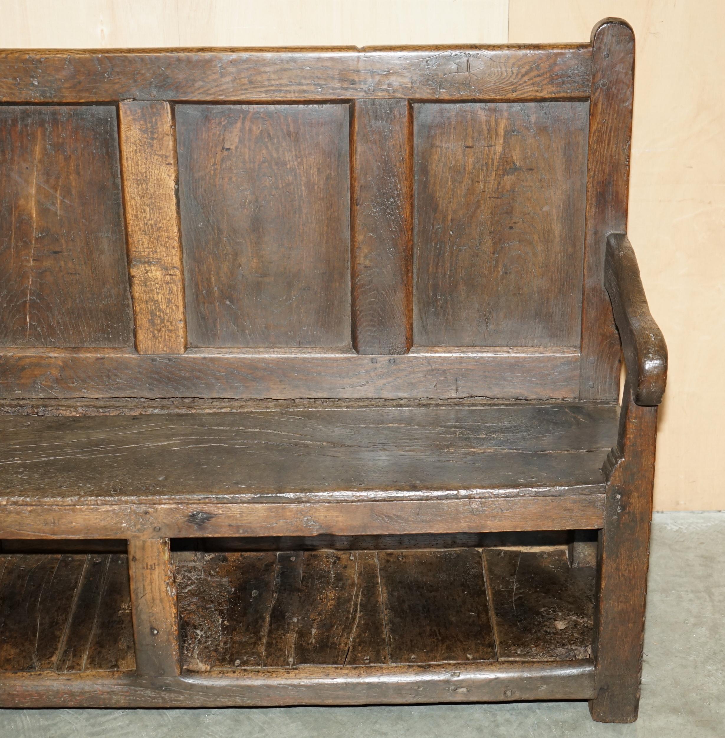 Hand-Crafted STUNNiNG 17TH CENTURY ANGLESEY WALES SETTLE BENCH LOVELY HALLWAY TAVERN SEATING For Sale