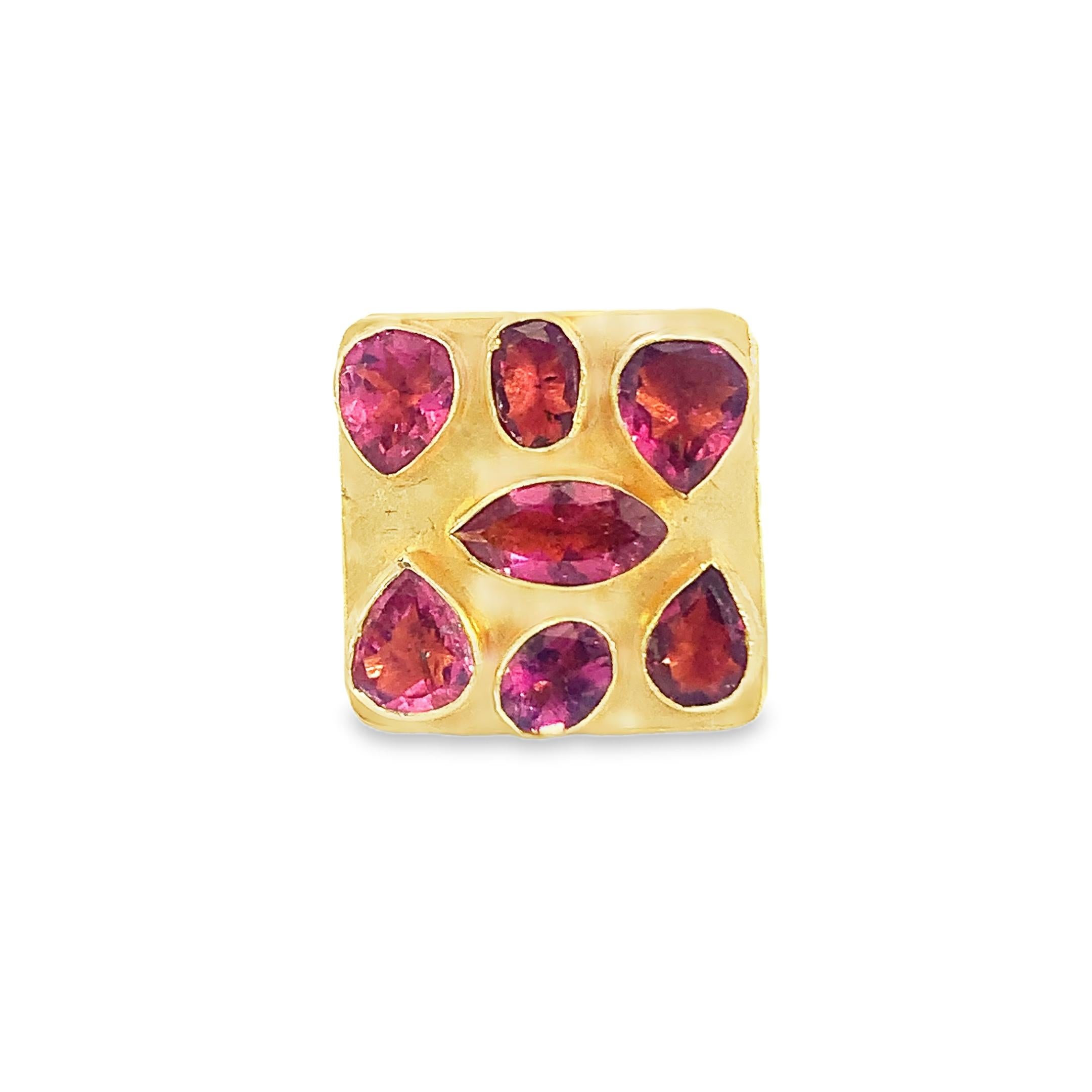 Este impresionante anillo presenta un diseño único con una base de oro amarillo de 18 quilates y oro cuadrado adornado con vibrantes piedras preciosas de turmalina rosa natural de 15,00 quilates. La combinación de las tallas lágrima, oval y marquesa