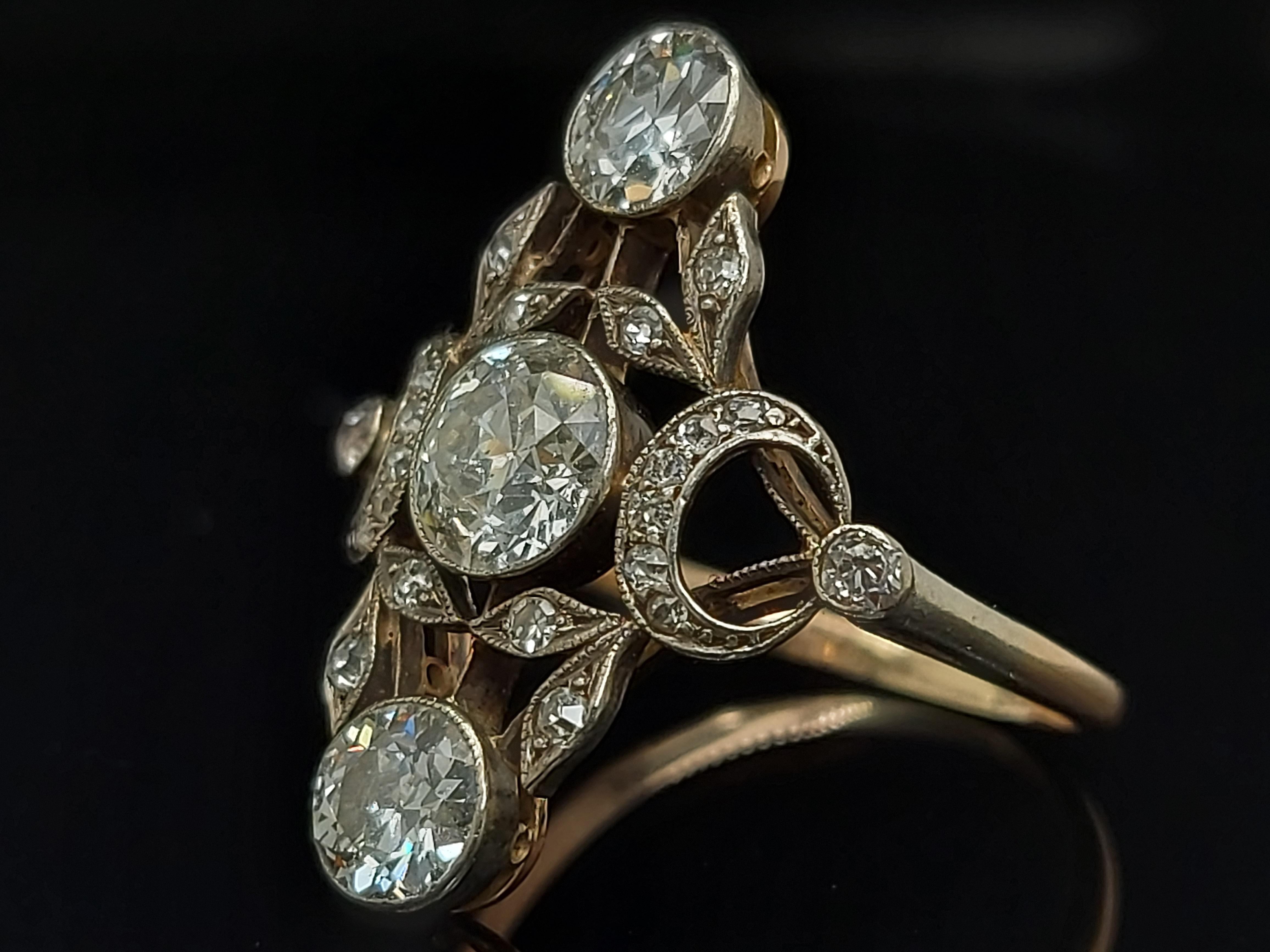 Stunning 18 Karat Gold and Silver Ring with Diamonds from the 1900s, Trilogy In Excellent Condition For Sale In Antwerp, BE