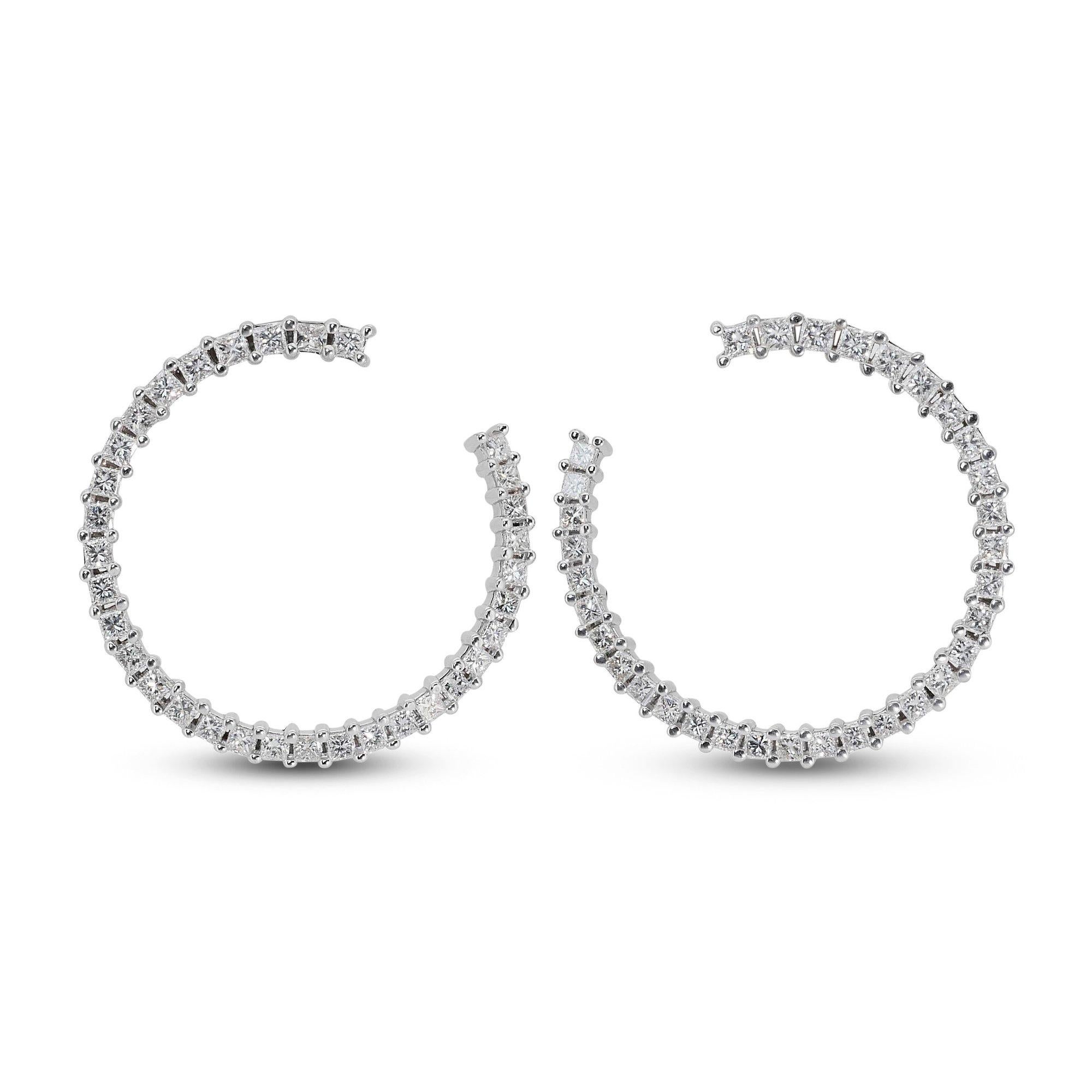 Taille princesse Captivant boucles d'oreilles semi-cercles en or blanc 18 carats en vente