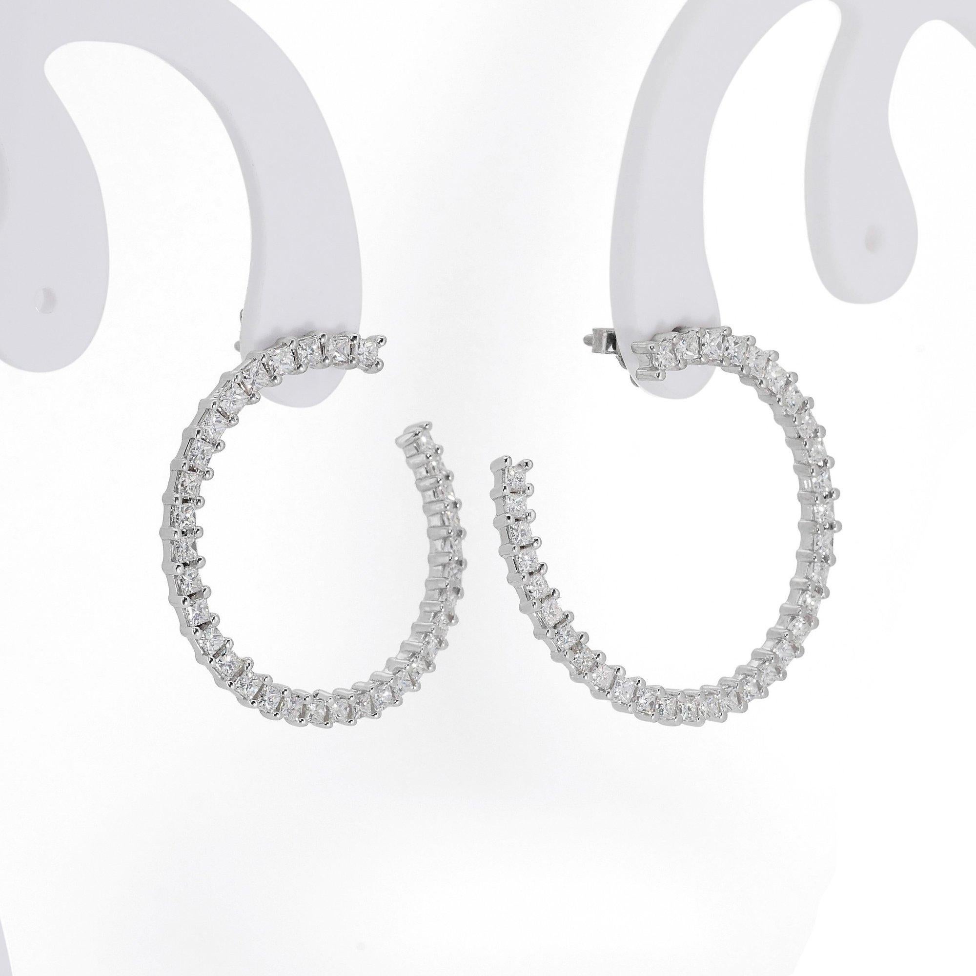 Captivant boucles d'oreilles semi-cercles en or blanc 18 carats Neuf - En vente à רמת גן, IL
