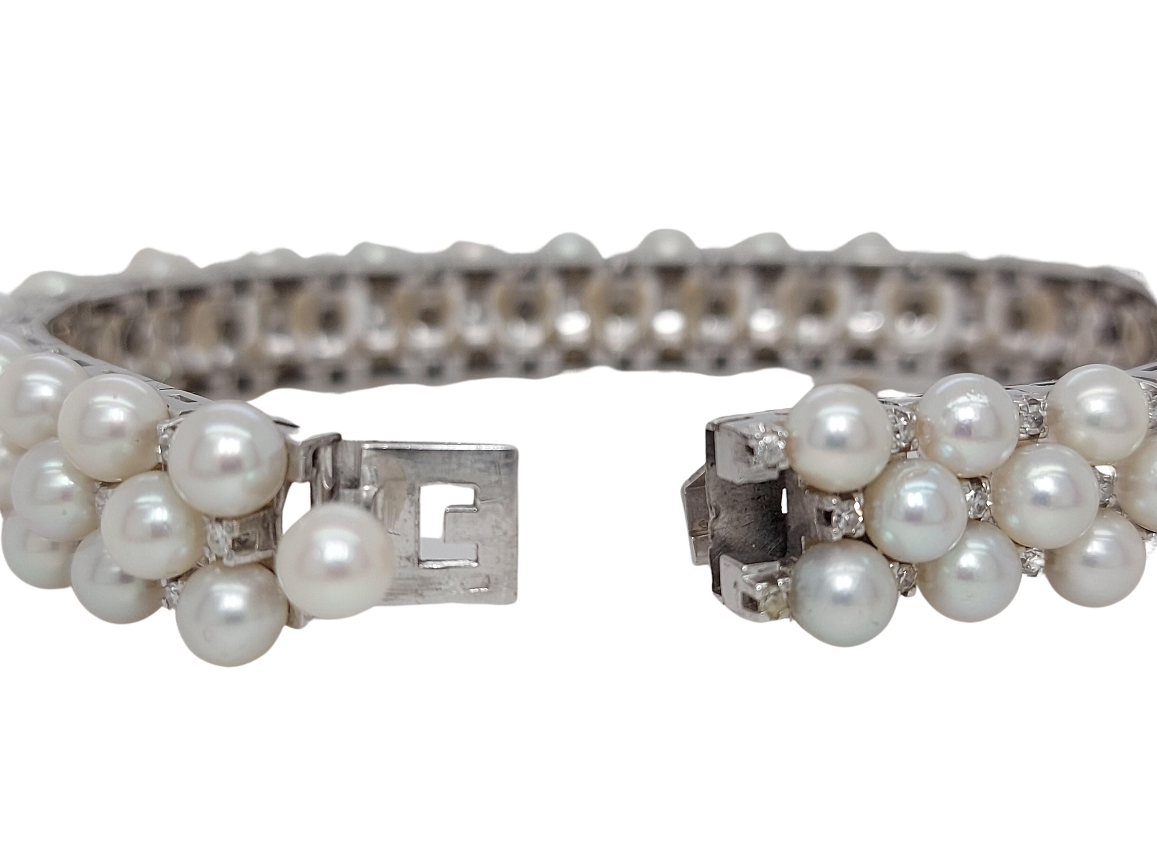 Brilliant Cut Stunning 18 Karat White Gold Pearl and Diamond Bracelet For Sale