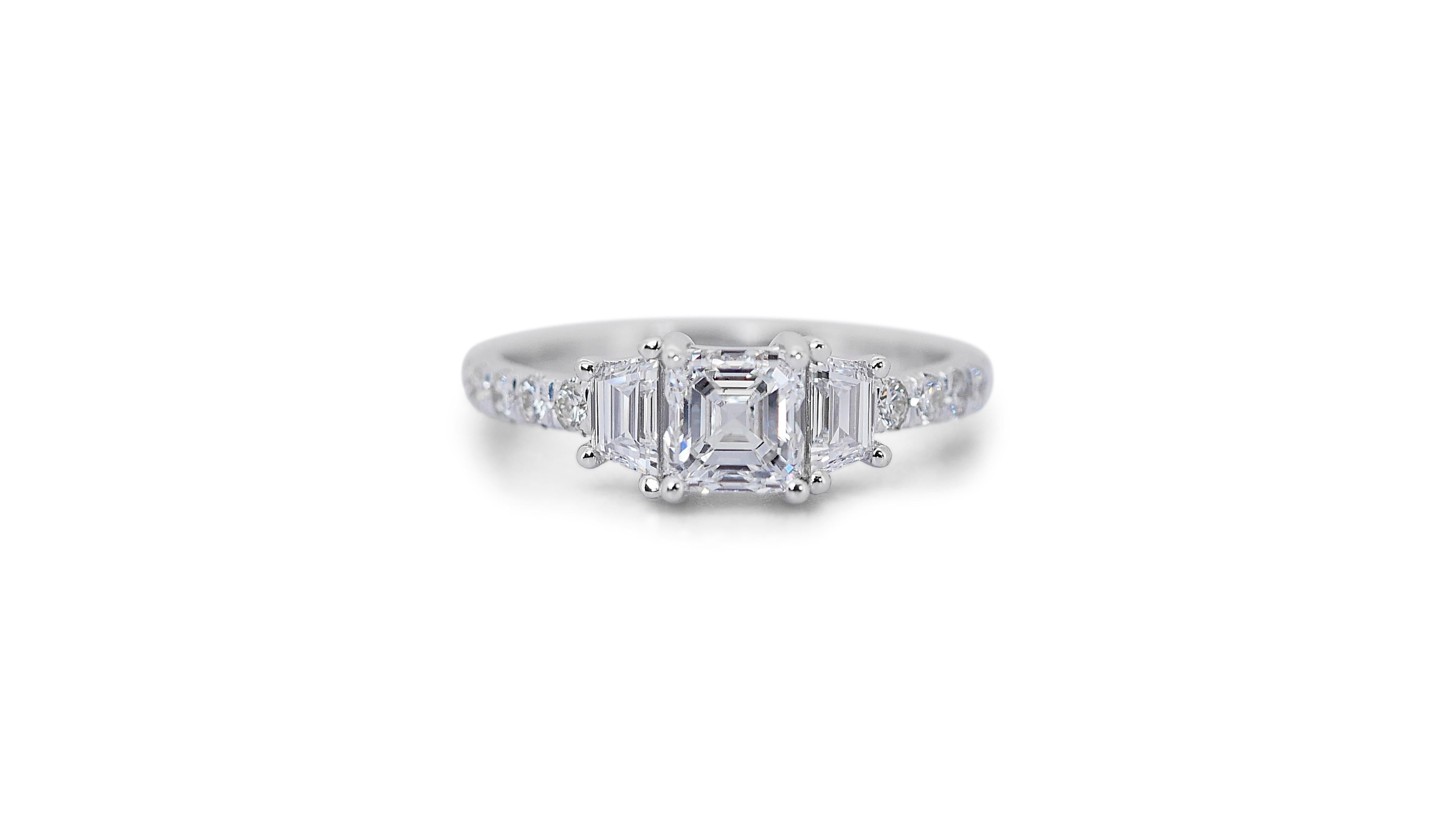 Women's  Stunning 18 kt. White Gold Ring with 1.71 ct Total Natural Diamonds - GIA Cert For Sale