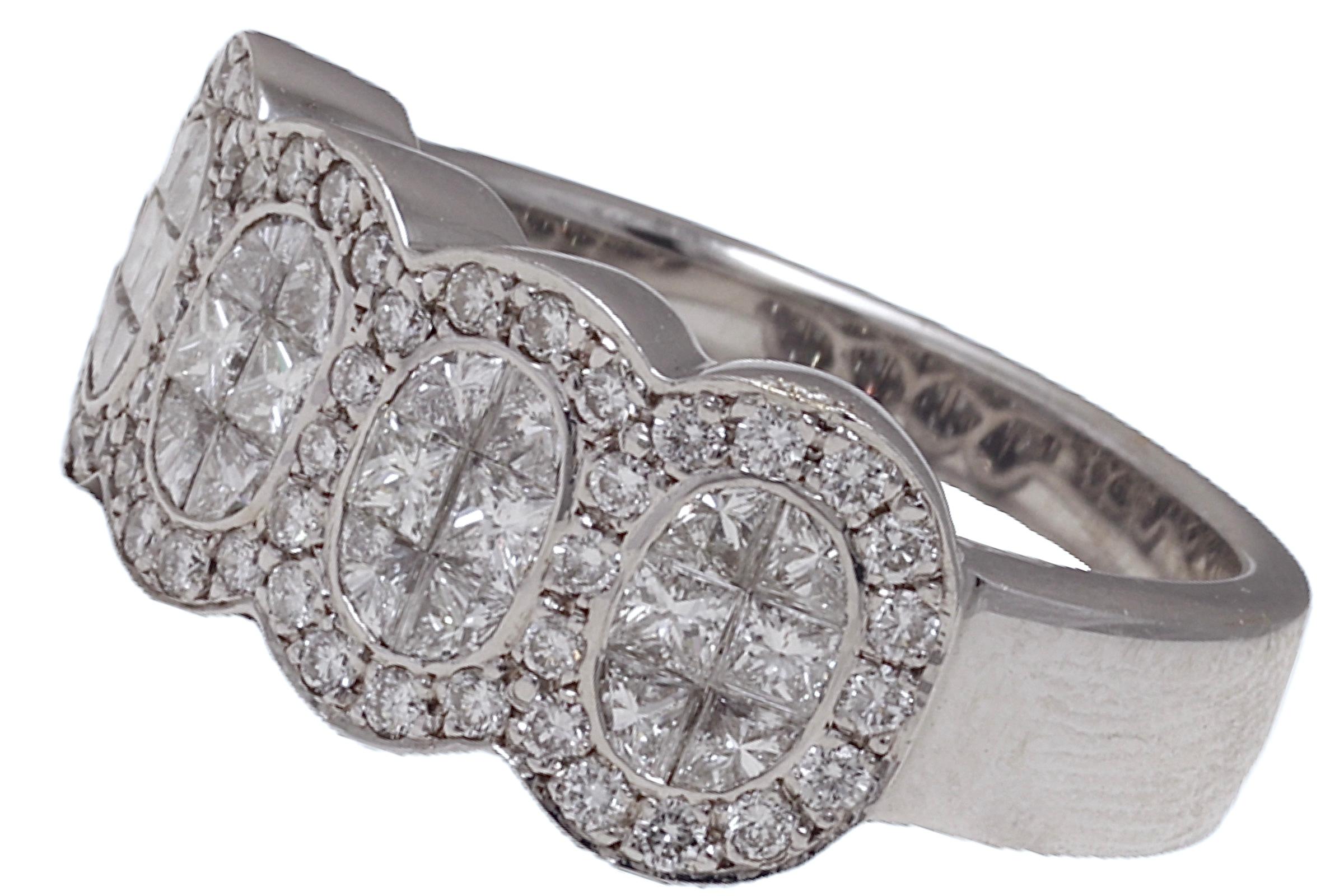 Stunning 18 kt. White Gold Ring with Princess Cut & Brilliant  1.8ct. Diamonds In New Condition For Sale In Antwerp, BE