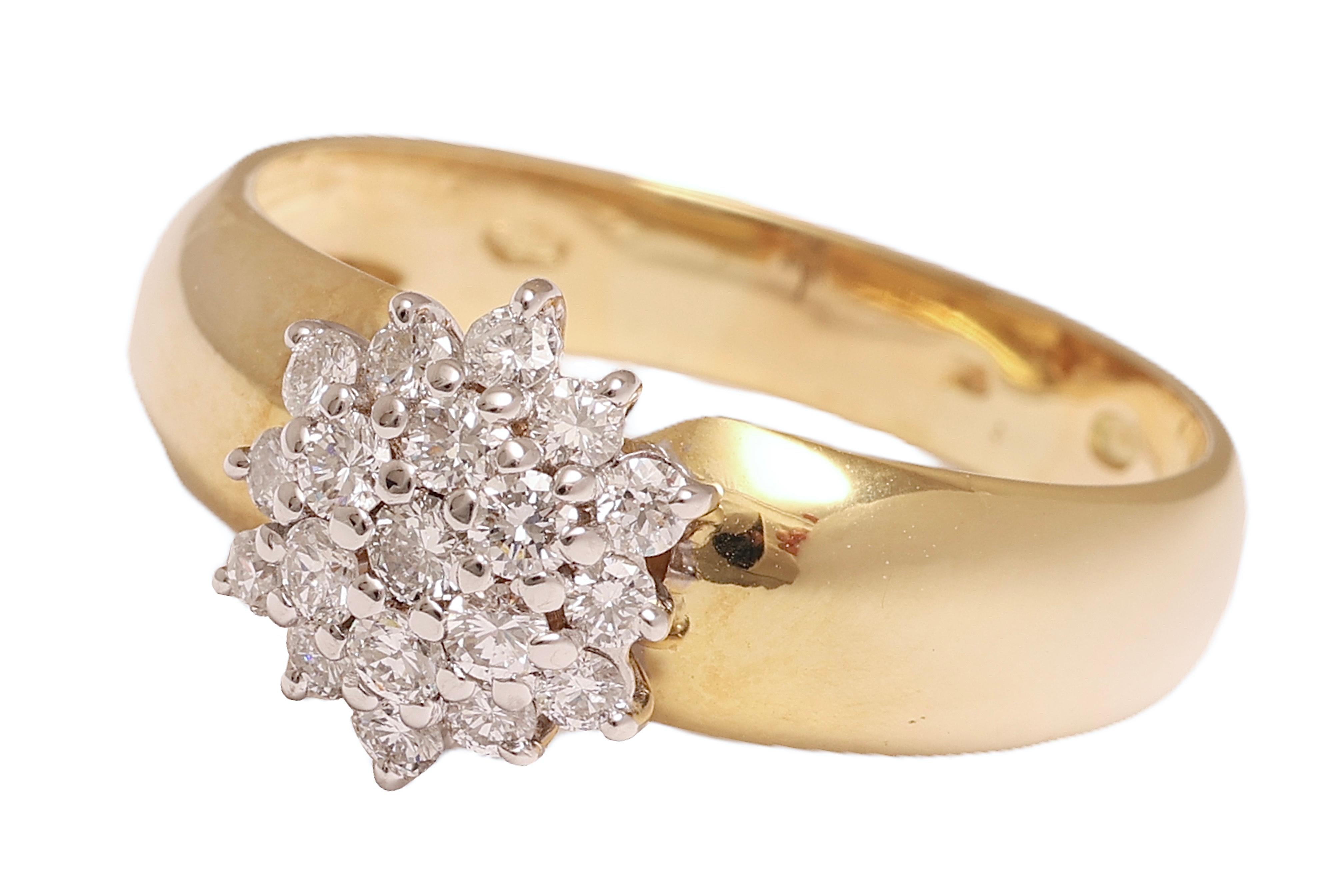 Impresionante anillo de oro amarillo y blanco de 18 Kt diamantes engastados en forma de flor en venta 5