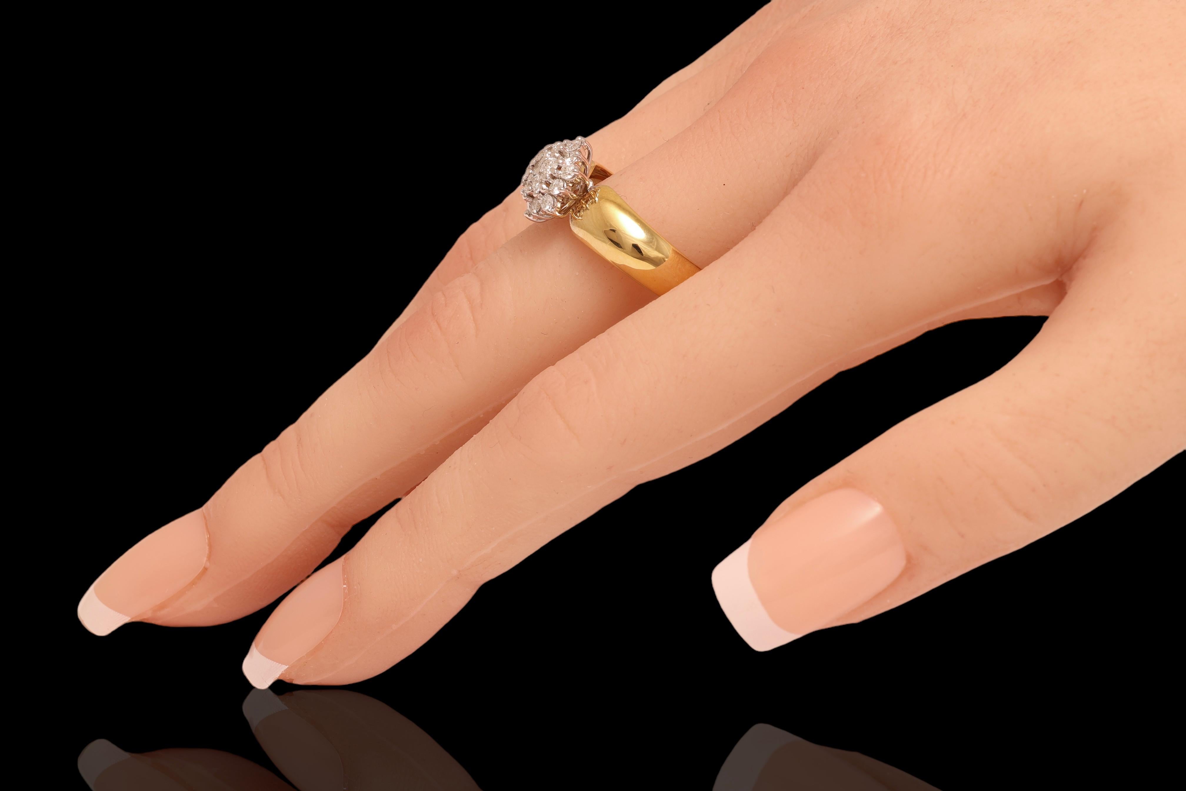 Impresionante anillo de oro amarillo y blanco de 18 Kt diamantes engastados en forma de flor Moderno en venta