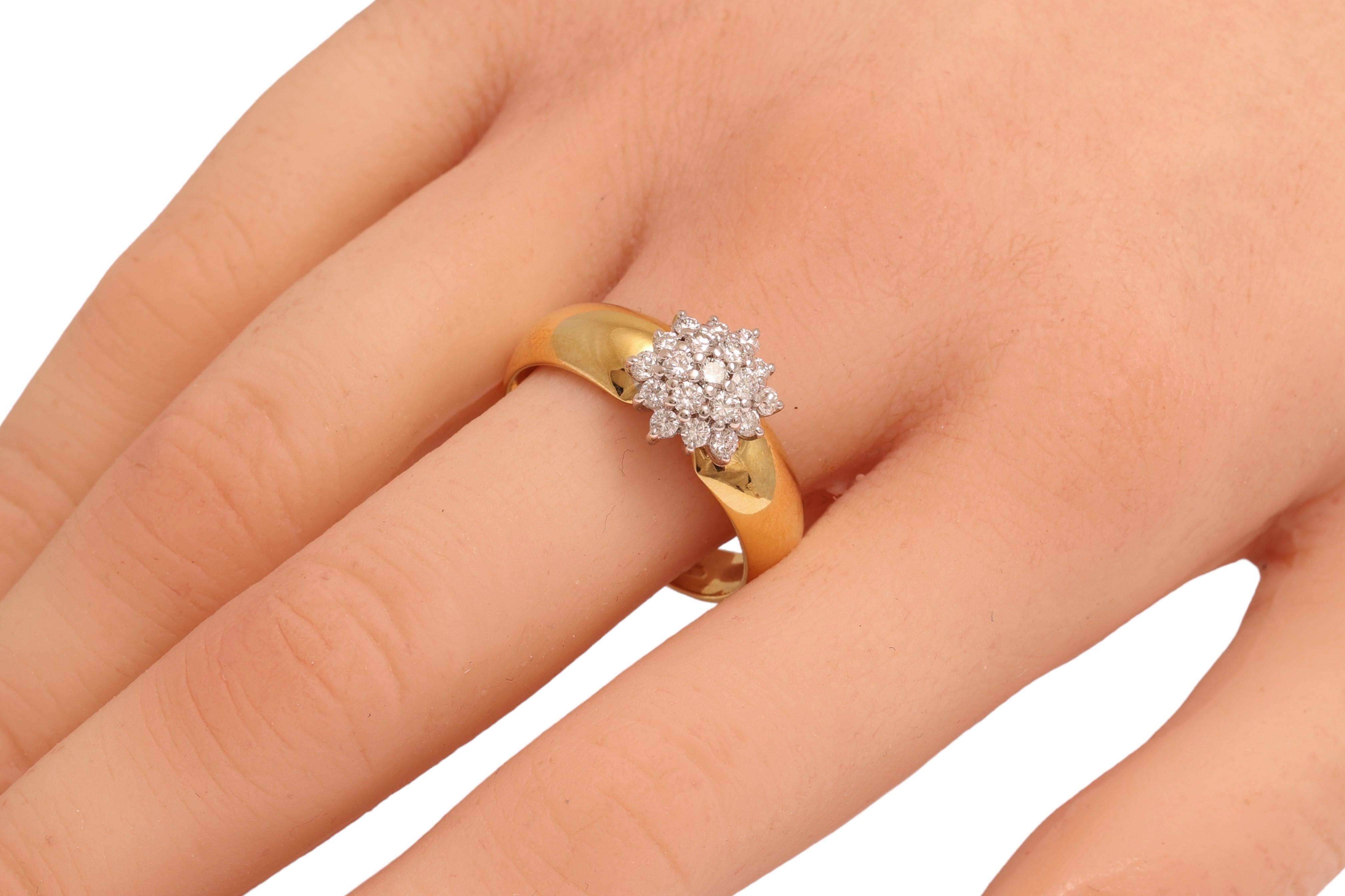 Impresionante anillo de oro amarillo y blanco de 18 Kt diamantes engastados en forma de flor Corte brillante en venta