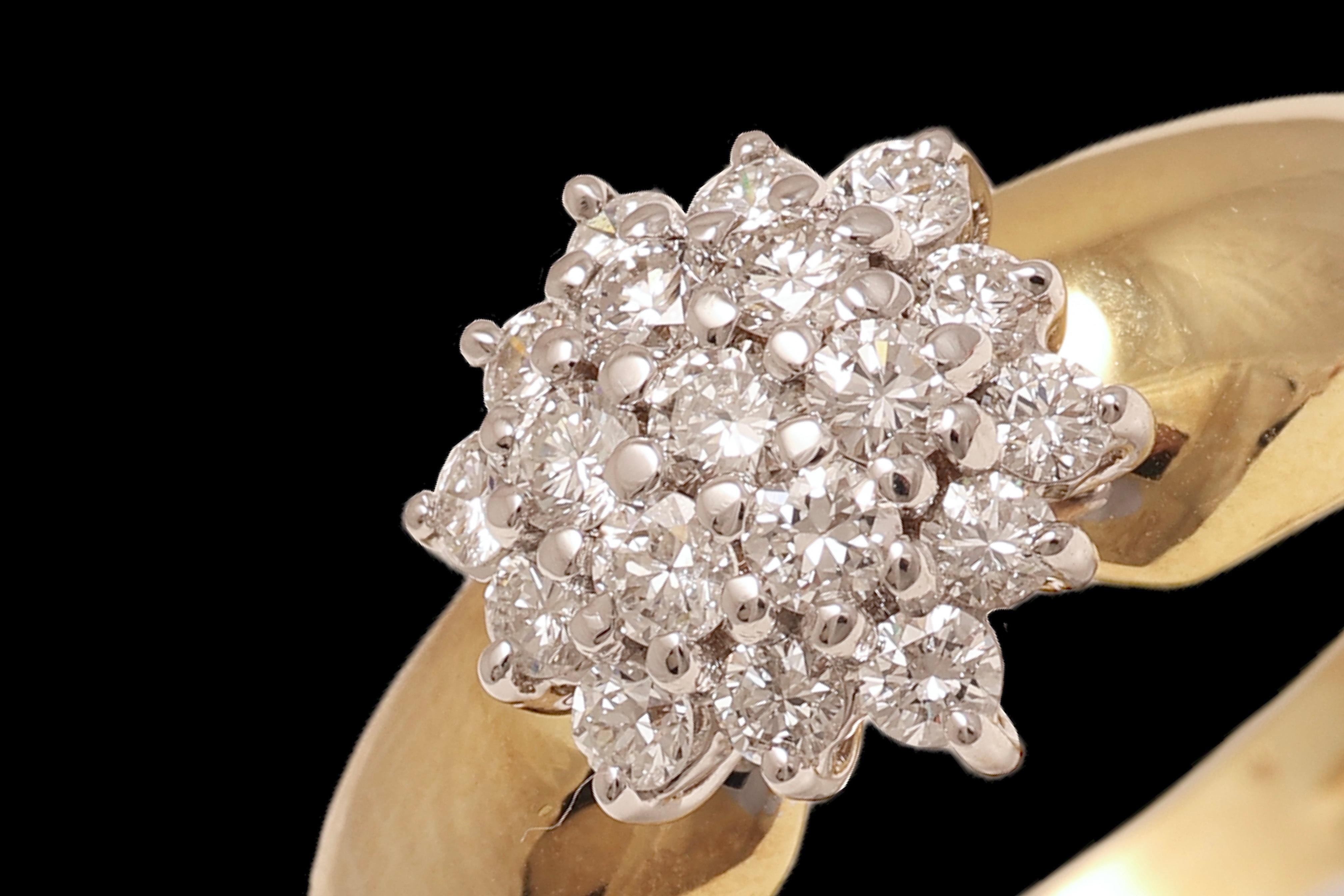 Impresionante anillo de oro amarillo y blanco de 18 Kt diamantes engastados en forma de flor en Nuevo estado para la venta en Antwerp, BE