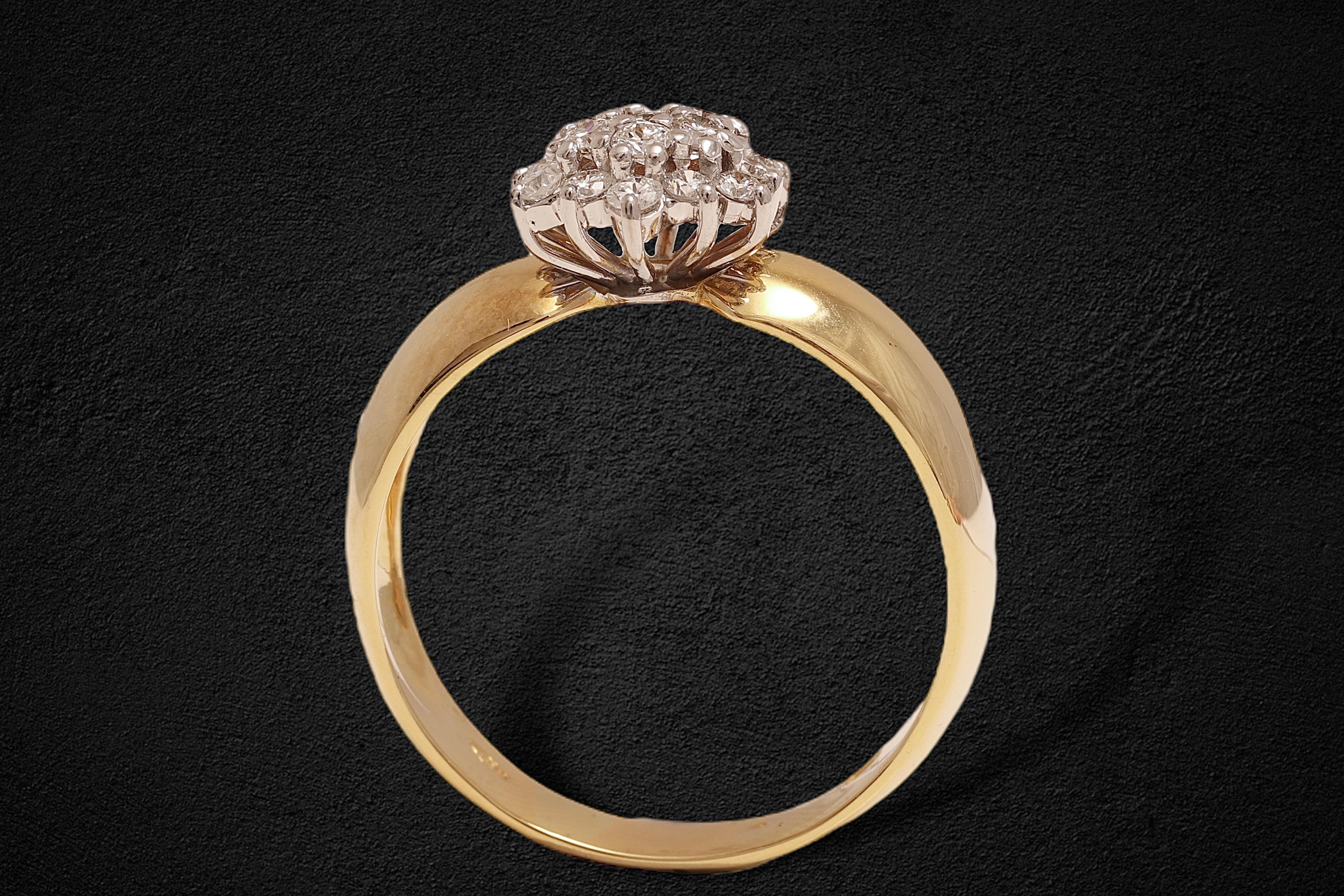 Femenino o masculino Impresionante anillo de oro amarillo y blanco de 18 Kt diamantes engastados en forma de flor en venta