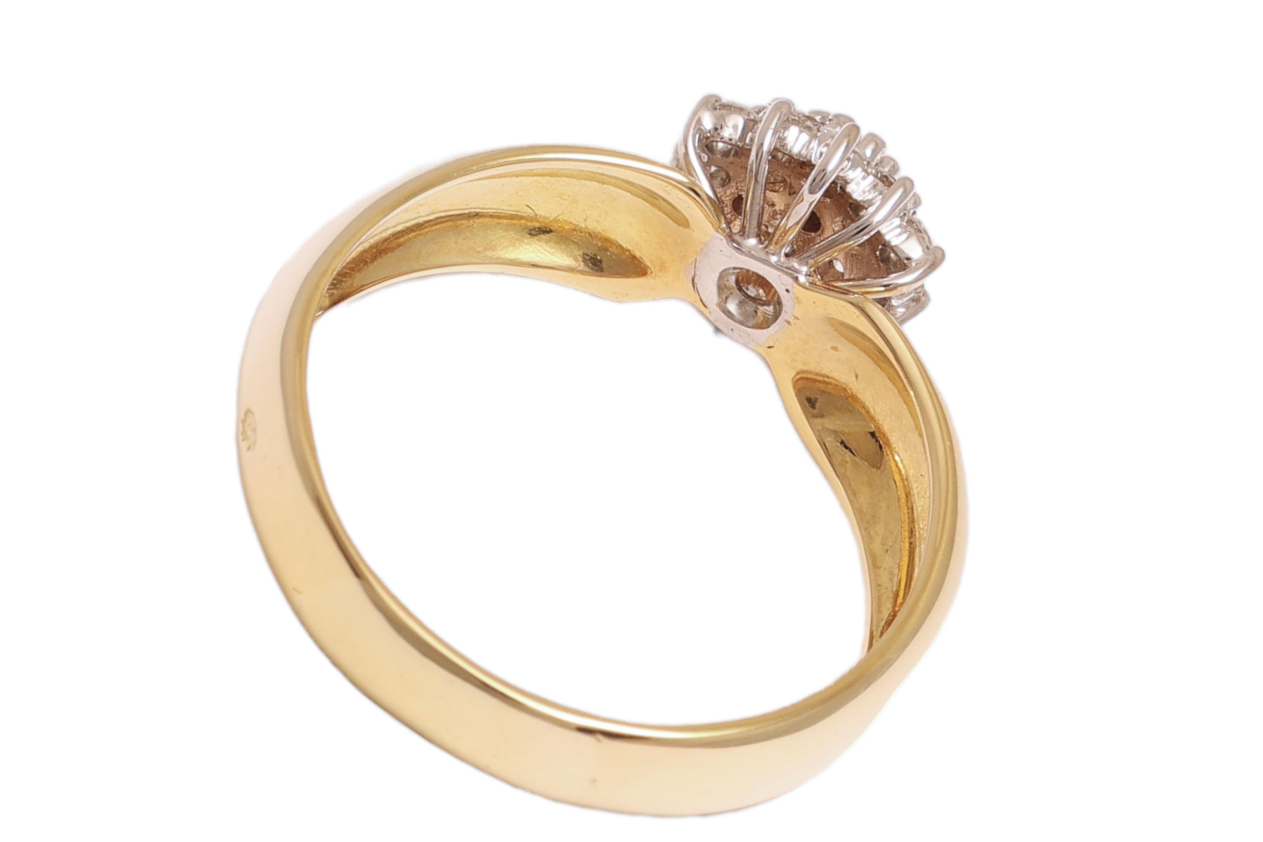 Impresionante anillo de oro amarillo y blanco de 18 Kt diamantes engastados en forma de flor en venta 3