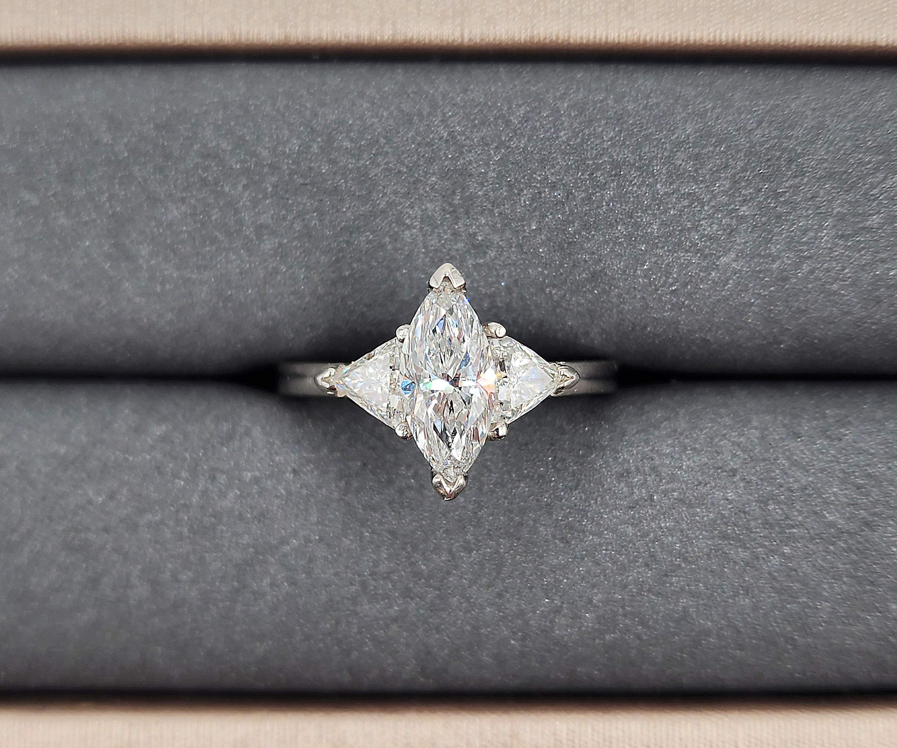 Anillo de diamantes marquesa certificado EGL de 1,83 quilates en venta