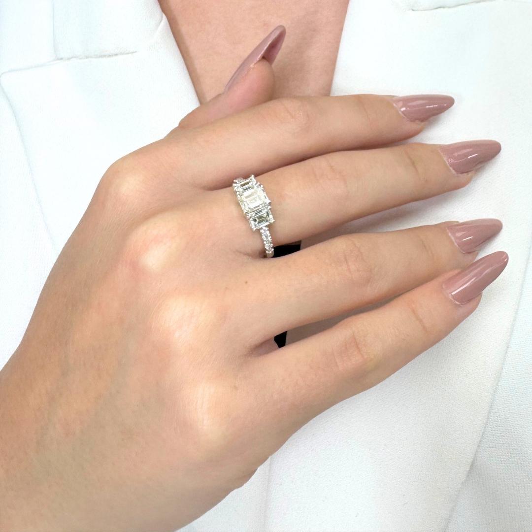 Stupendo anello a tre pietre con diamanti da 1,85 carati in oro bianco 18 carati - certificato IGI in vendita 5