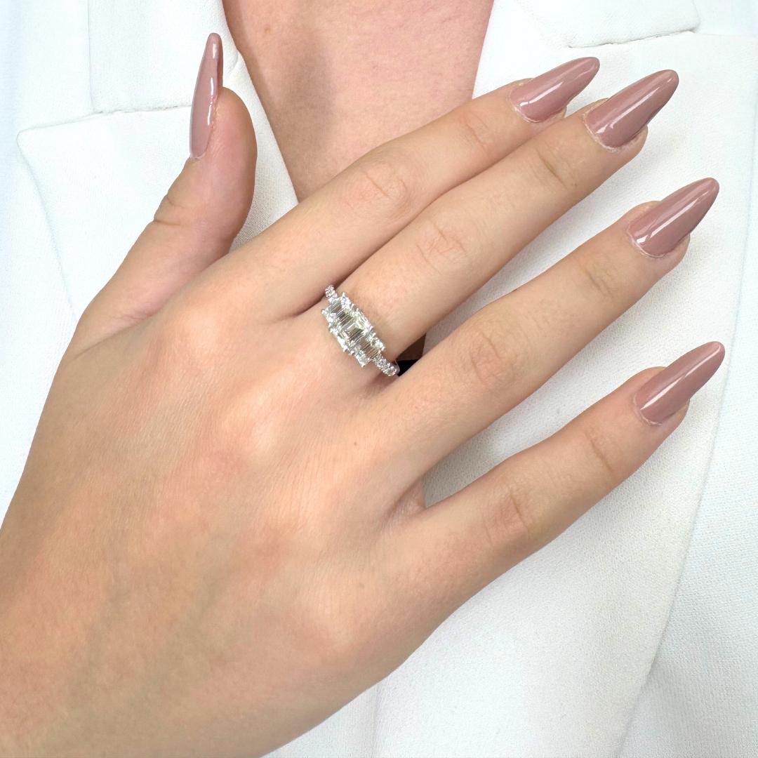 Stupendo anello a tre pietre con diamanti da 1,85 carati in oro bianco 18 carati - certificato IGI

Una dichiarazione di eleganza e precisione, questo anello in oro bianco 18 carati presenta al centro un affascinante diamante con taglio a smeraldo