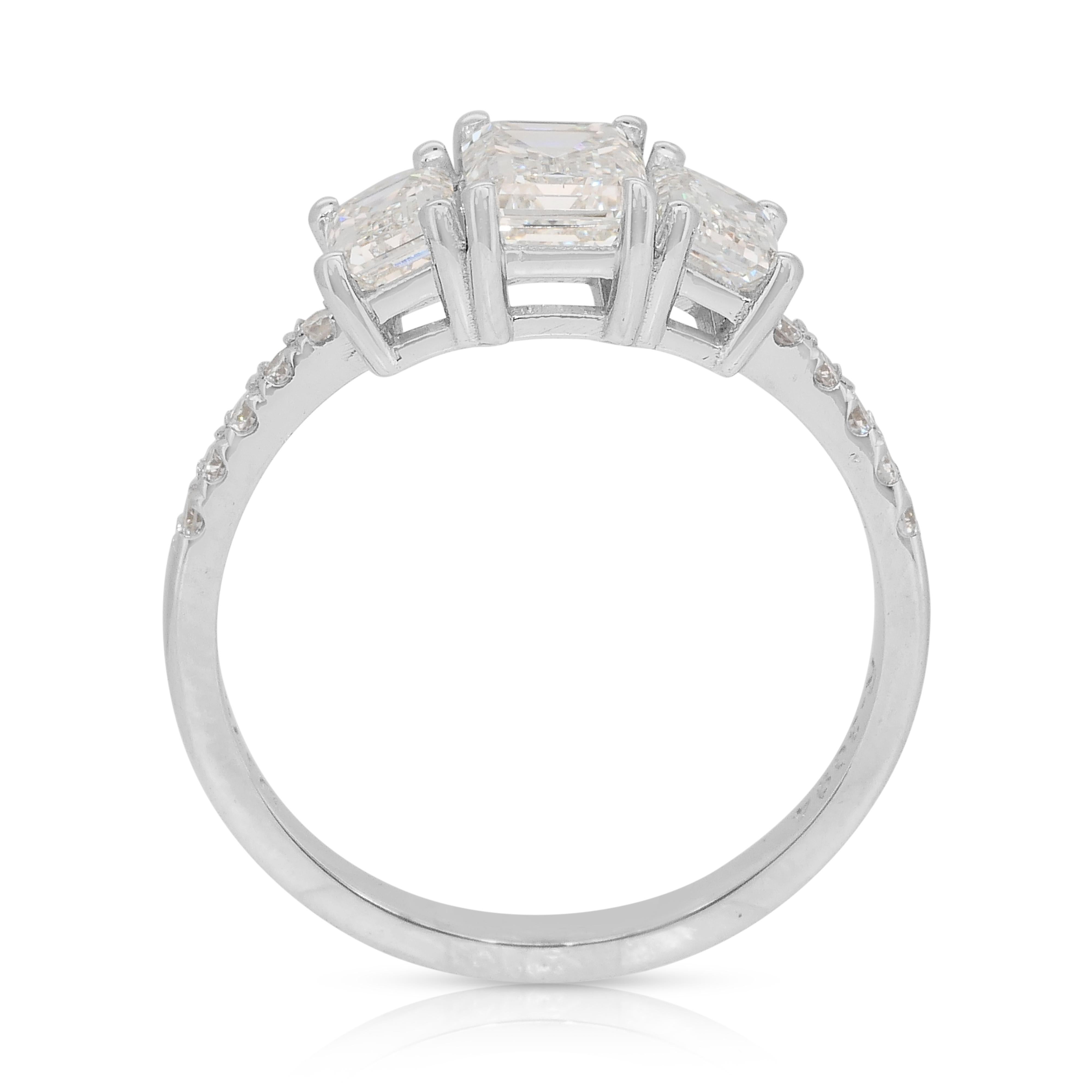 Stupendo anello a tre pietre con diamanti da 1,85 carati in oro bianco 18 carati - certificato IGI in vendita 4