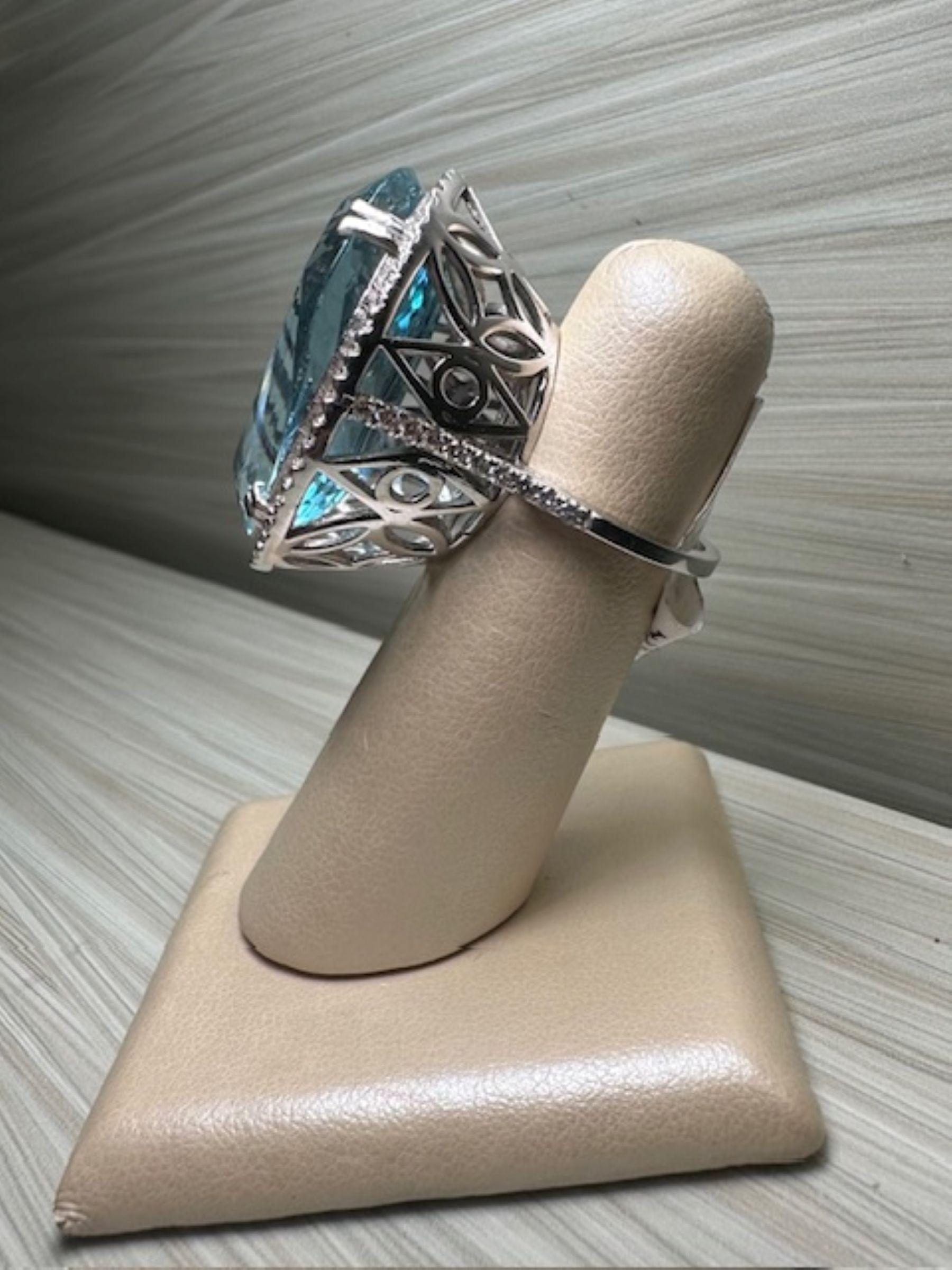 Taille ovale Whiting bague en or blanc 18K avec aigue-marine de 18,60ct et diamants de 1,32ct en vente