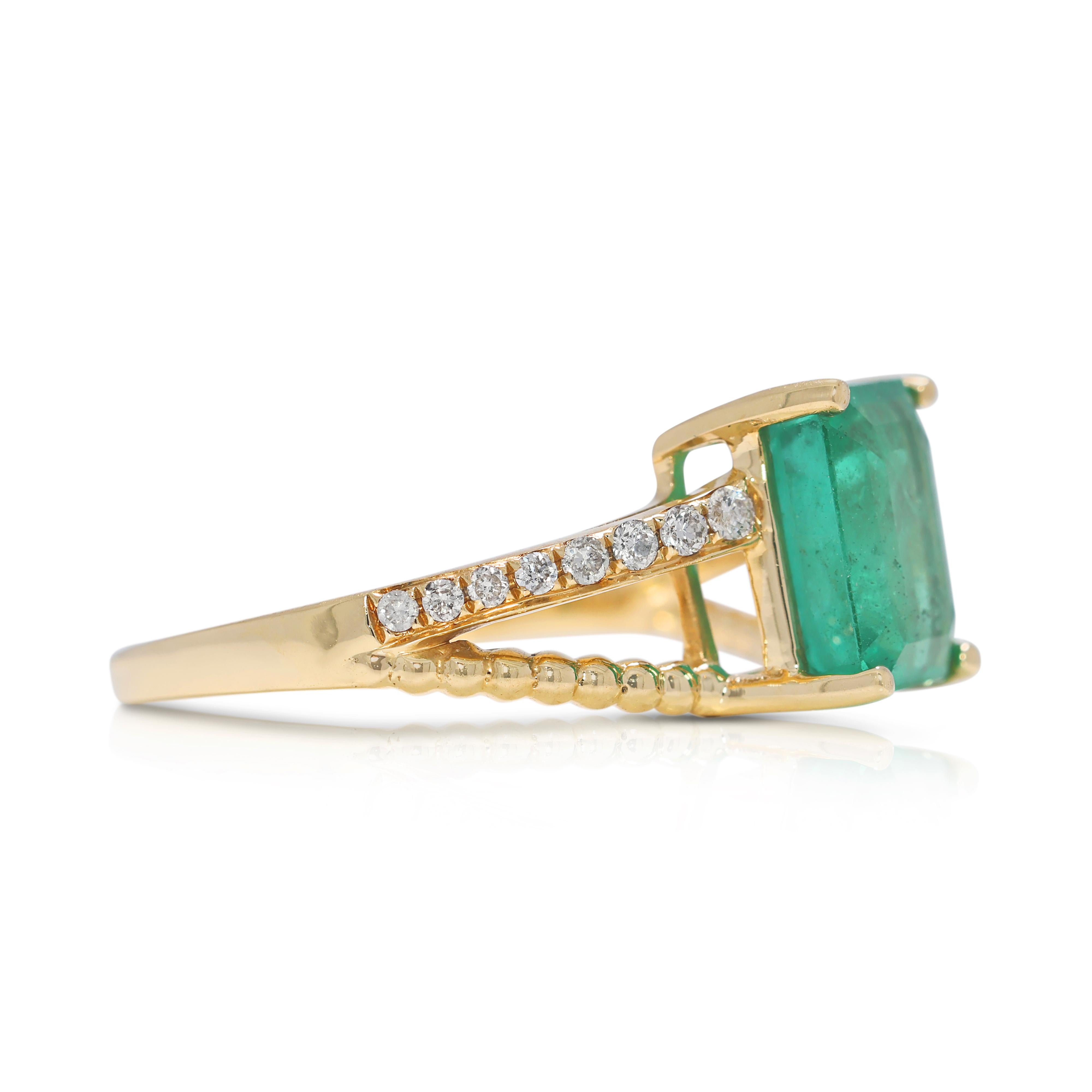 Stunning 1.86ct Emerald and Natural Diamonds Pavé Ring in 18K Yellow Gold In Excellent Condition In רמת גן, IL