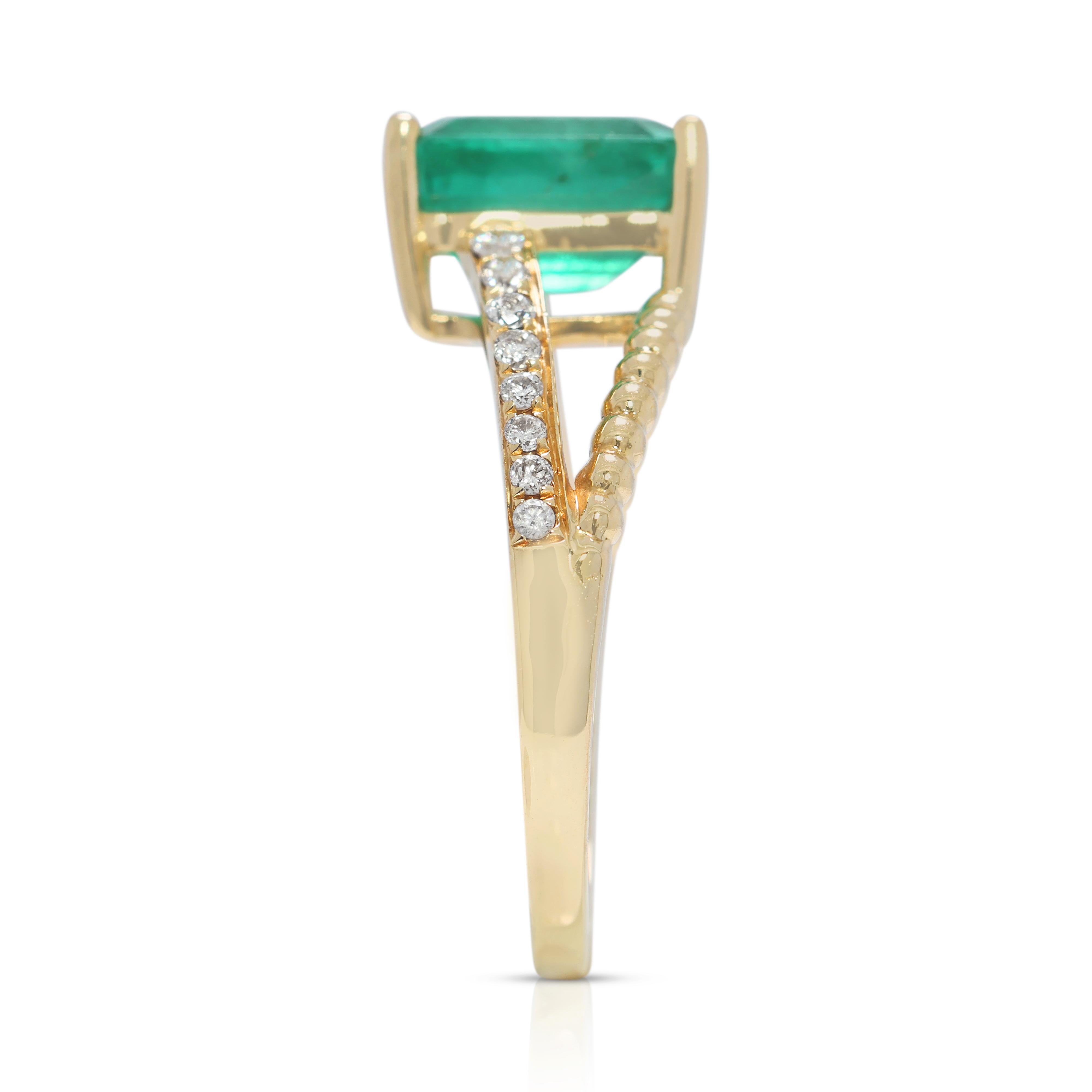 Stunning 1.86ct Emerald and Natural Diamonds Pavé Ring in 18K Yellow Gold 1