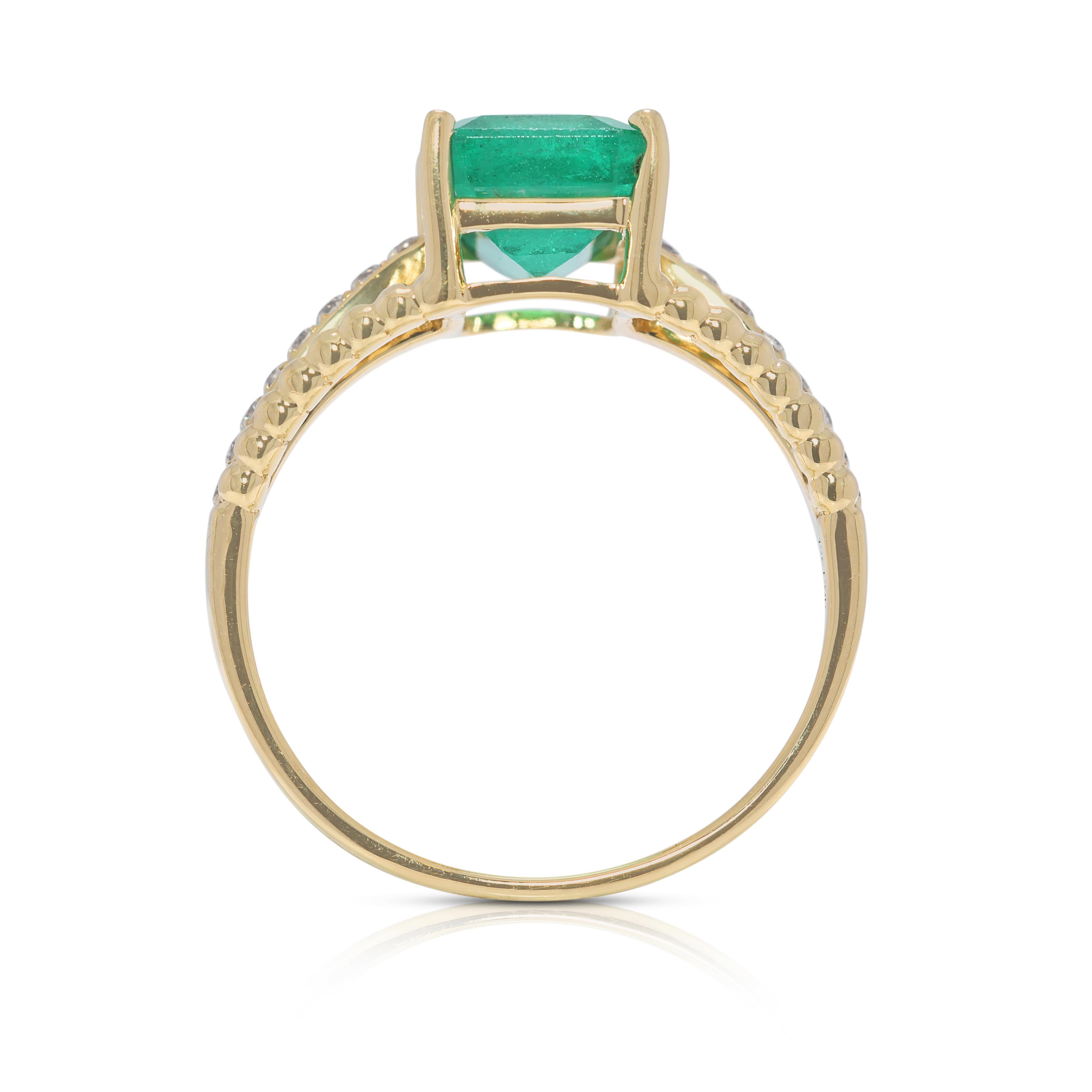 Stunning 1.86ct Emerald and Natural Diamonds Pavé Ring in 18K Yellow Gold 2