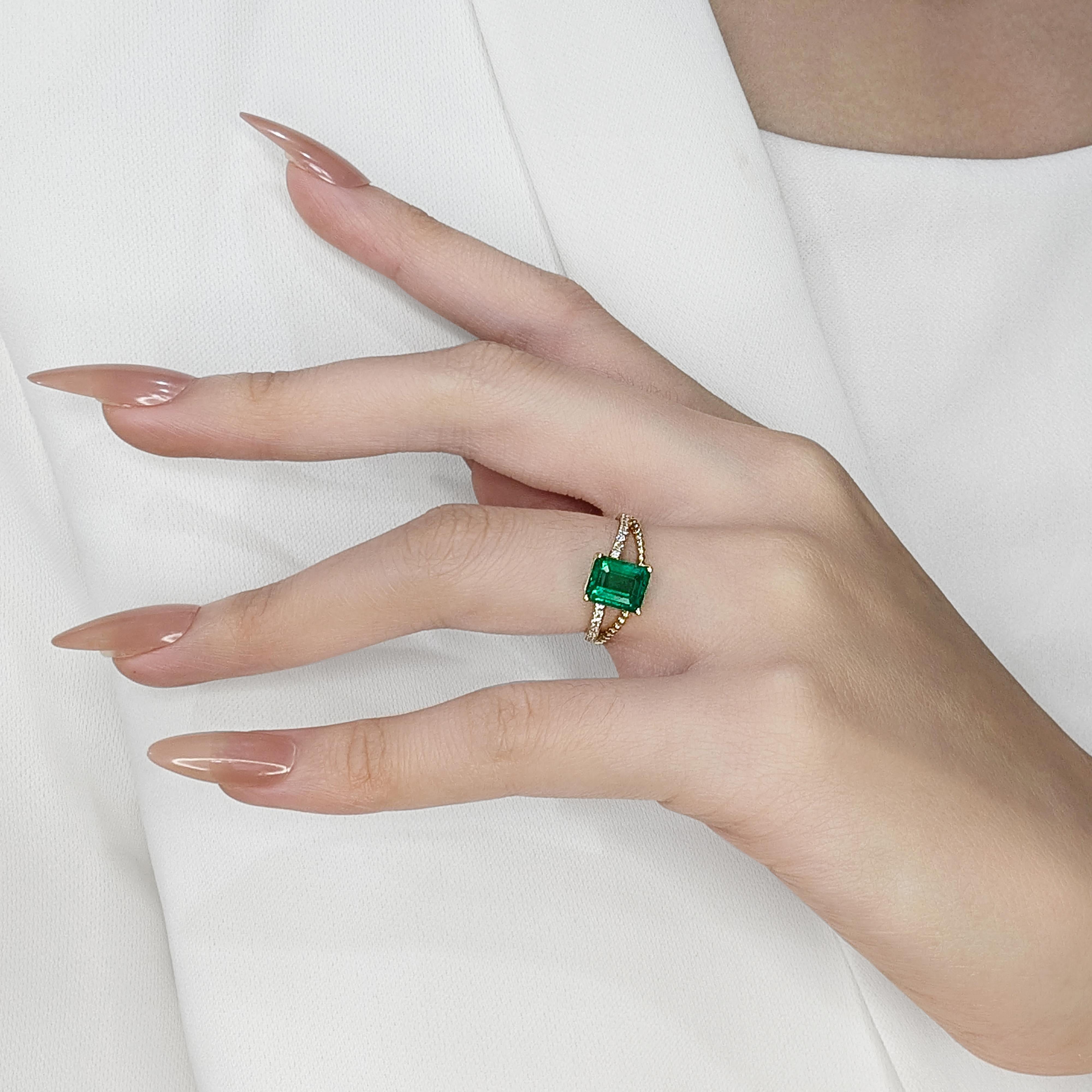 Stunning 1.86ct Emerald and Natural Diamonds Pavé Ring in 18K Yellow Gold 3
