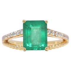 Stunning 1.86ct Emerald and Natural Diamonds Pavé Ring in 18K Yellow Gold