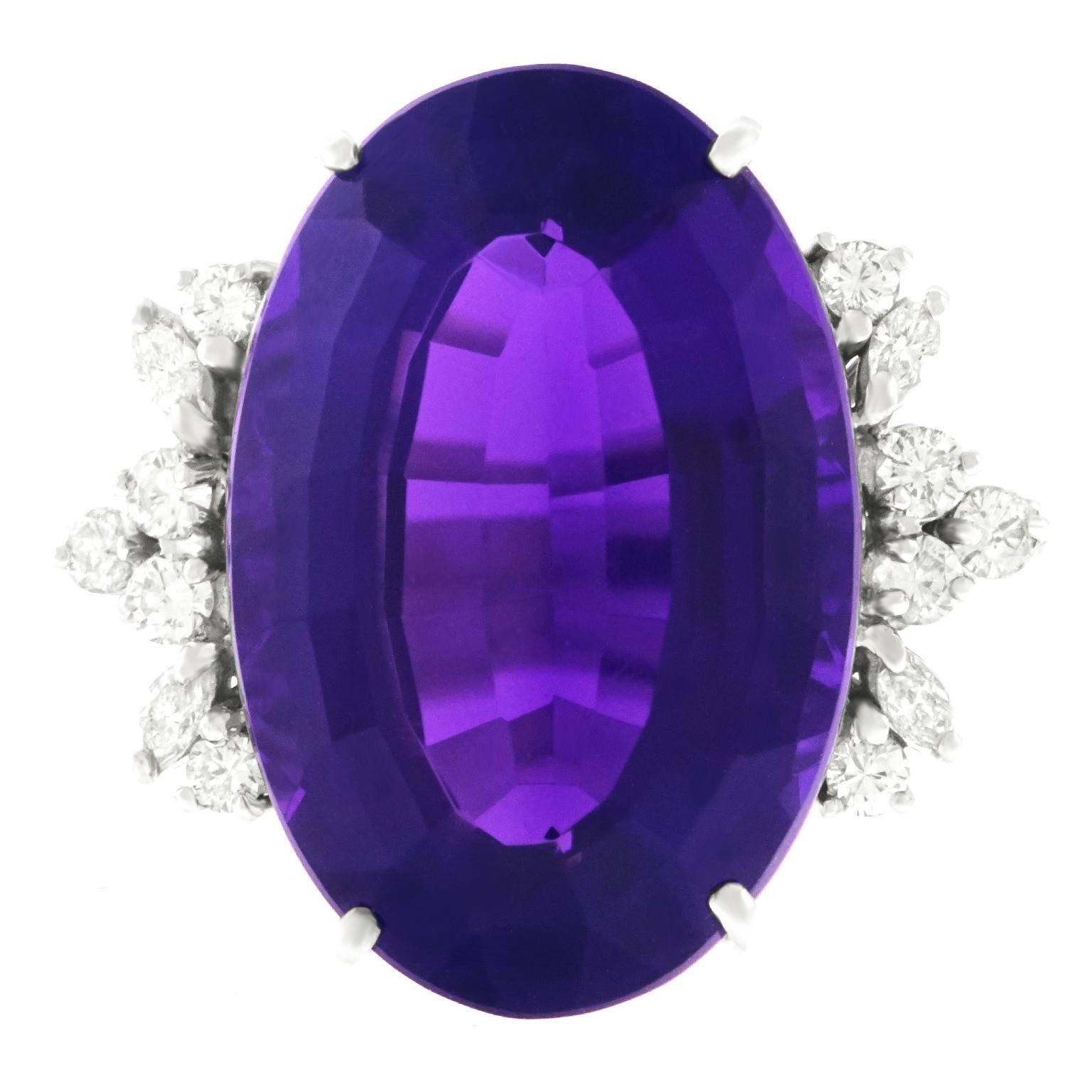 Stunning 18.70 Carat Amethyst and Diamond Set Gold Ring In Excellent Condition In Litchfield, CT