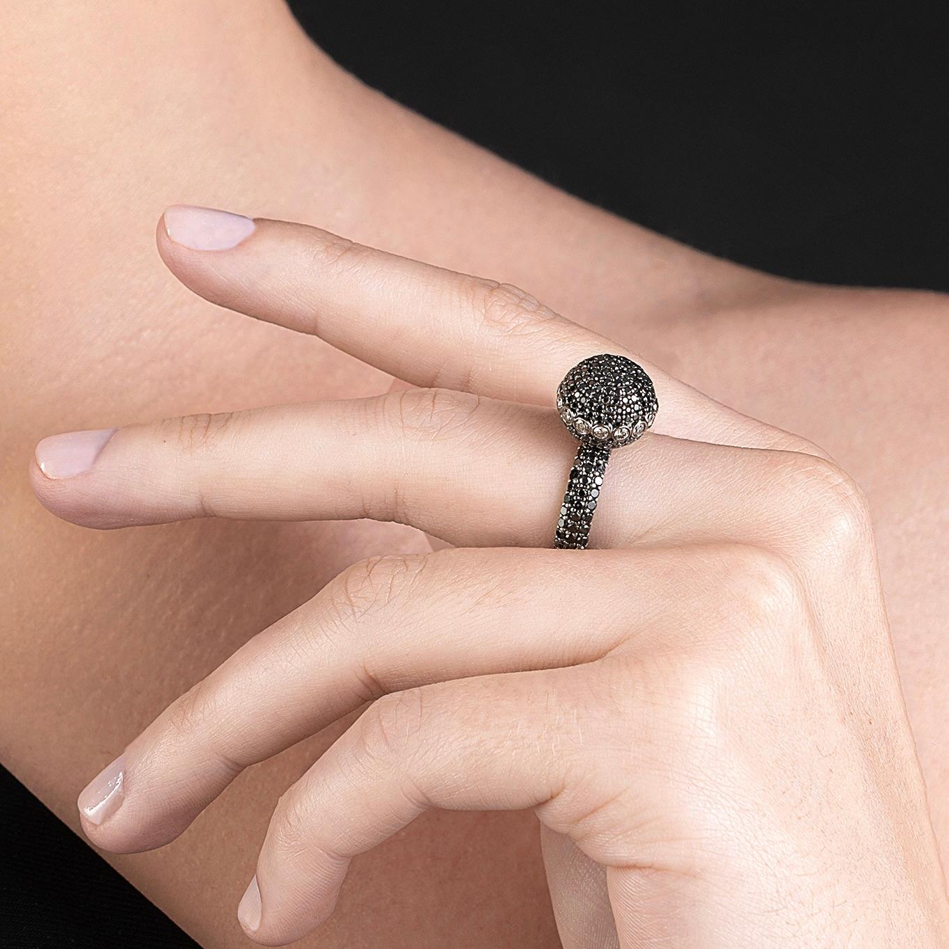 Sortija de cóctel con pavé de diamantes blancos y negros de 18 quilates US 8 en Nuevo estado para la venta en Boostedt, DE