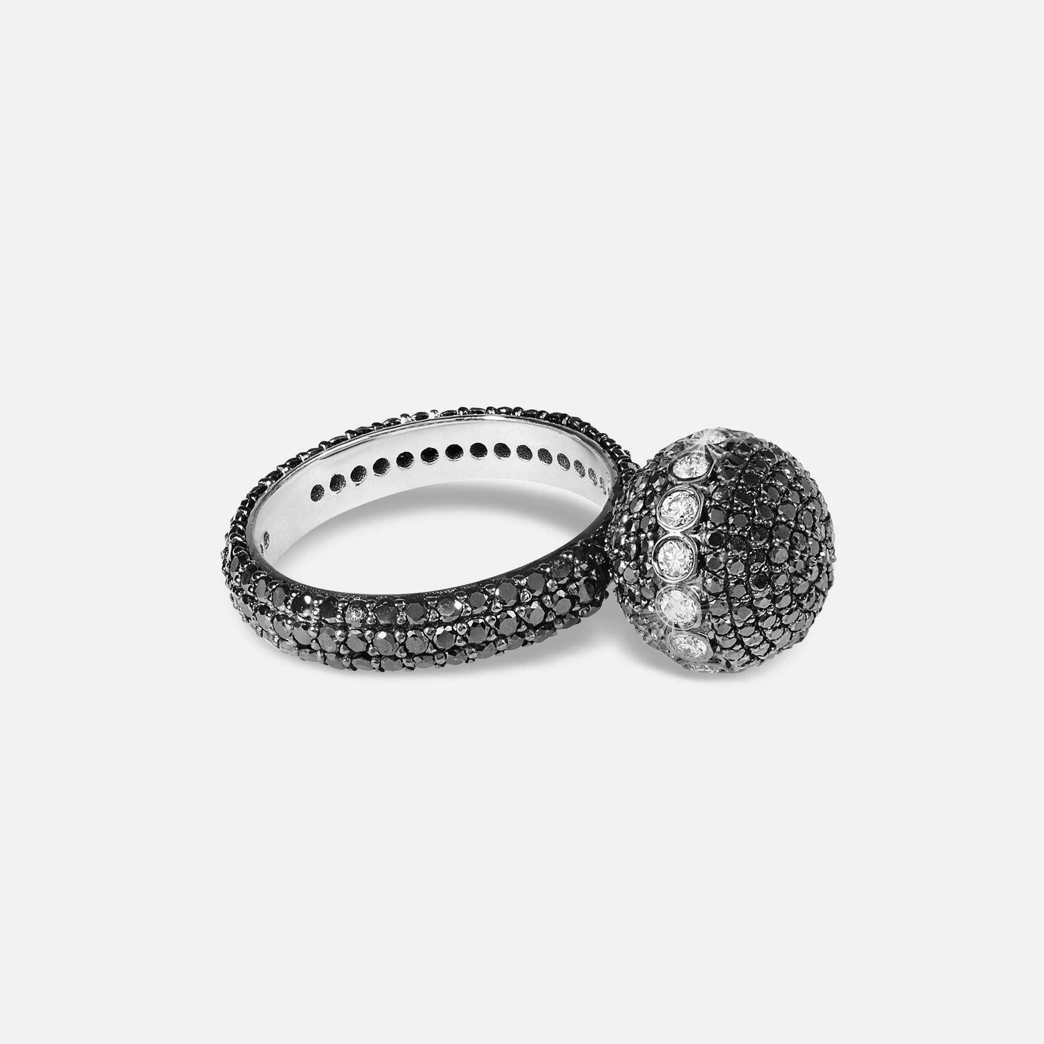 Femenino o masculino Sortija de cóctel con pavé de diamantes blancos y negros de 18 quilates US 8 en venta