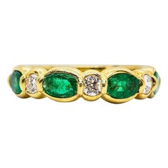 Stunning 18 Karat Gold Emeralds and Diamonds Ring Stunning 18 Karat Gold Emeralds and Diamonds Ring