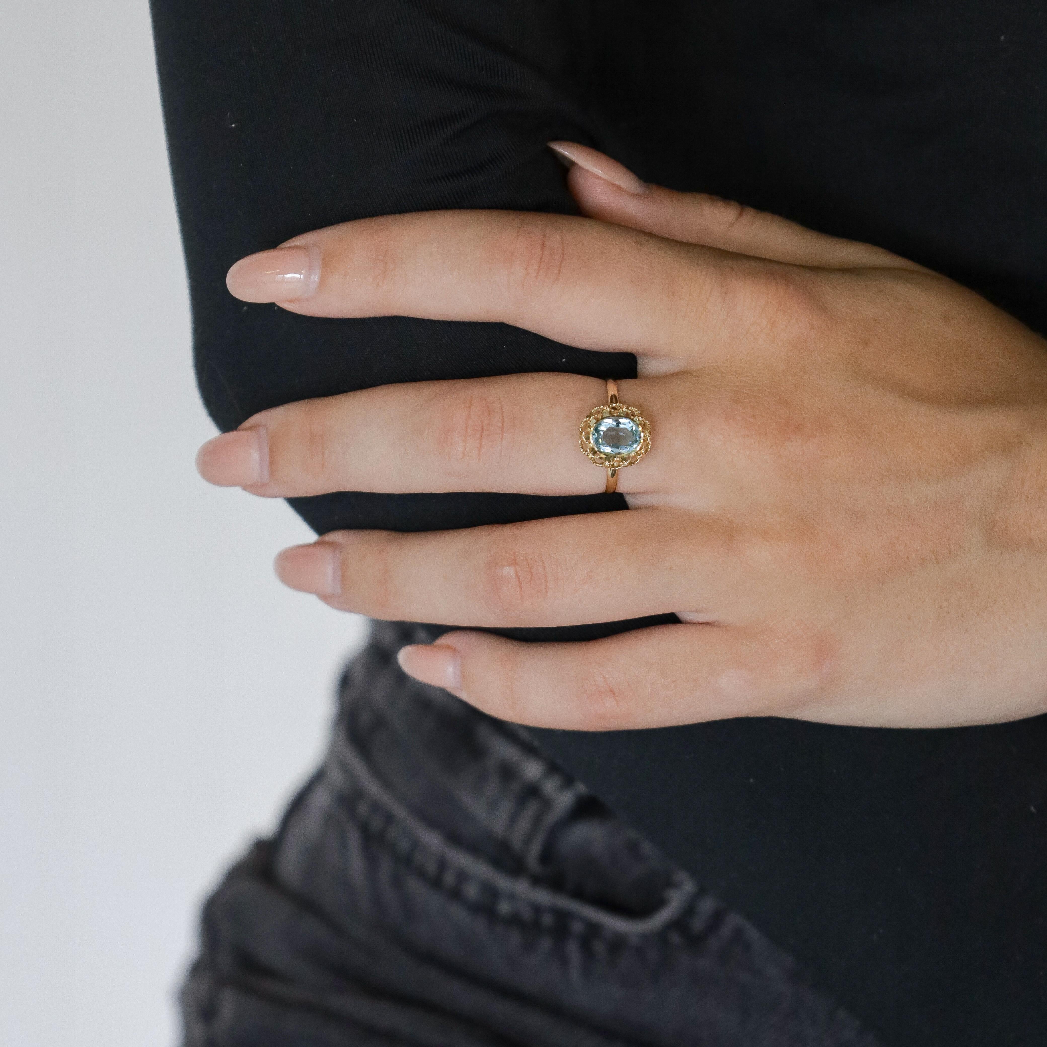 Ring aus 18k Gelbgold mit natürlichem Blautopas im Brillantschliff (Ovalschliff)