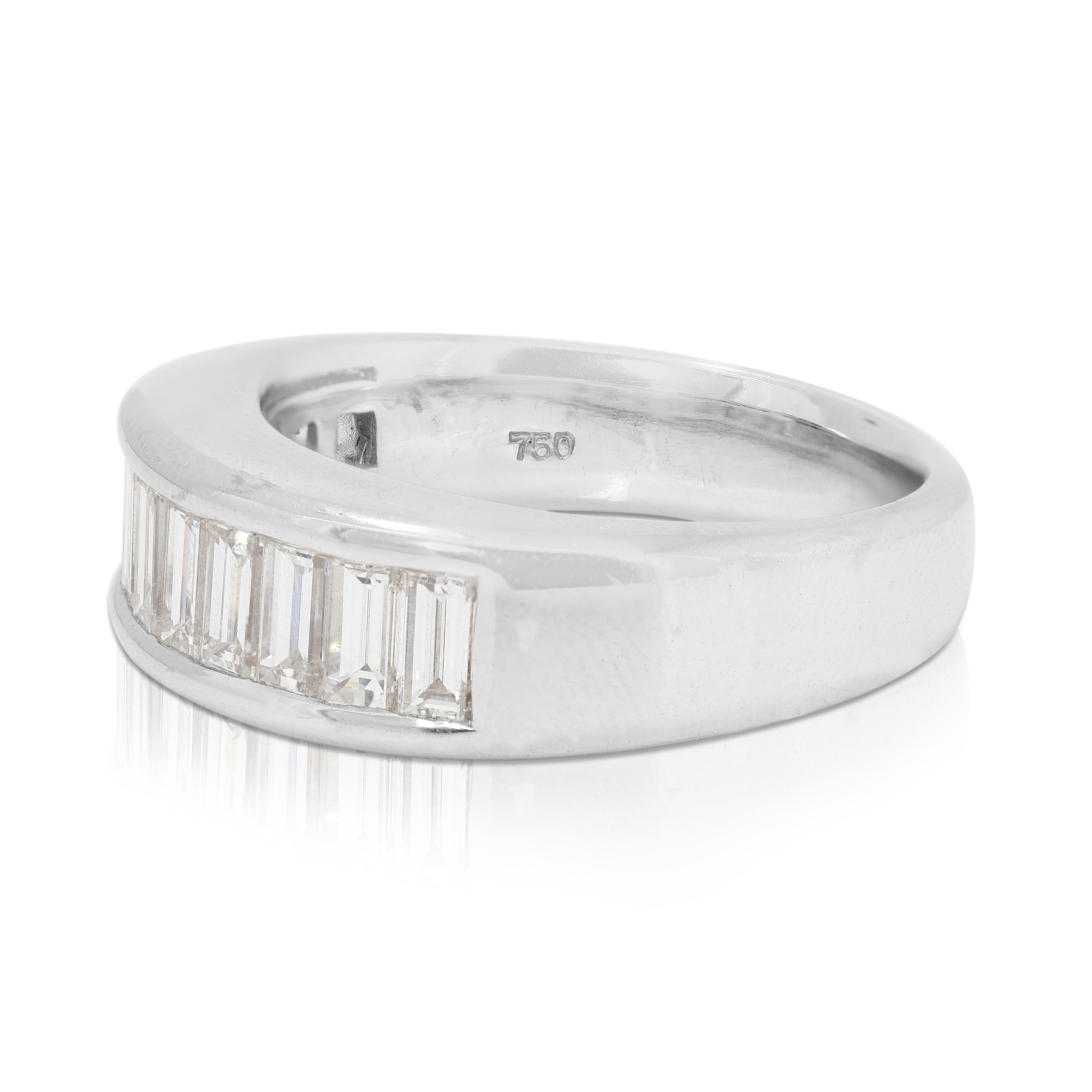 Timeless 1.55ct Baguette Cut Natural Diamond Ring in 18K White Gold In Excellent Condition For Sale In רמת גן, IL