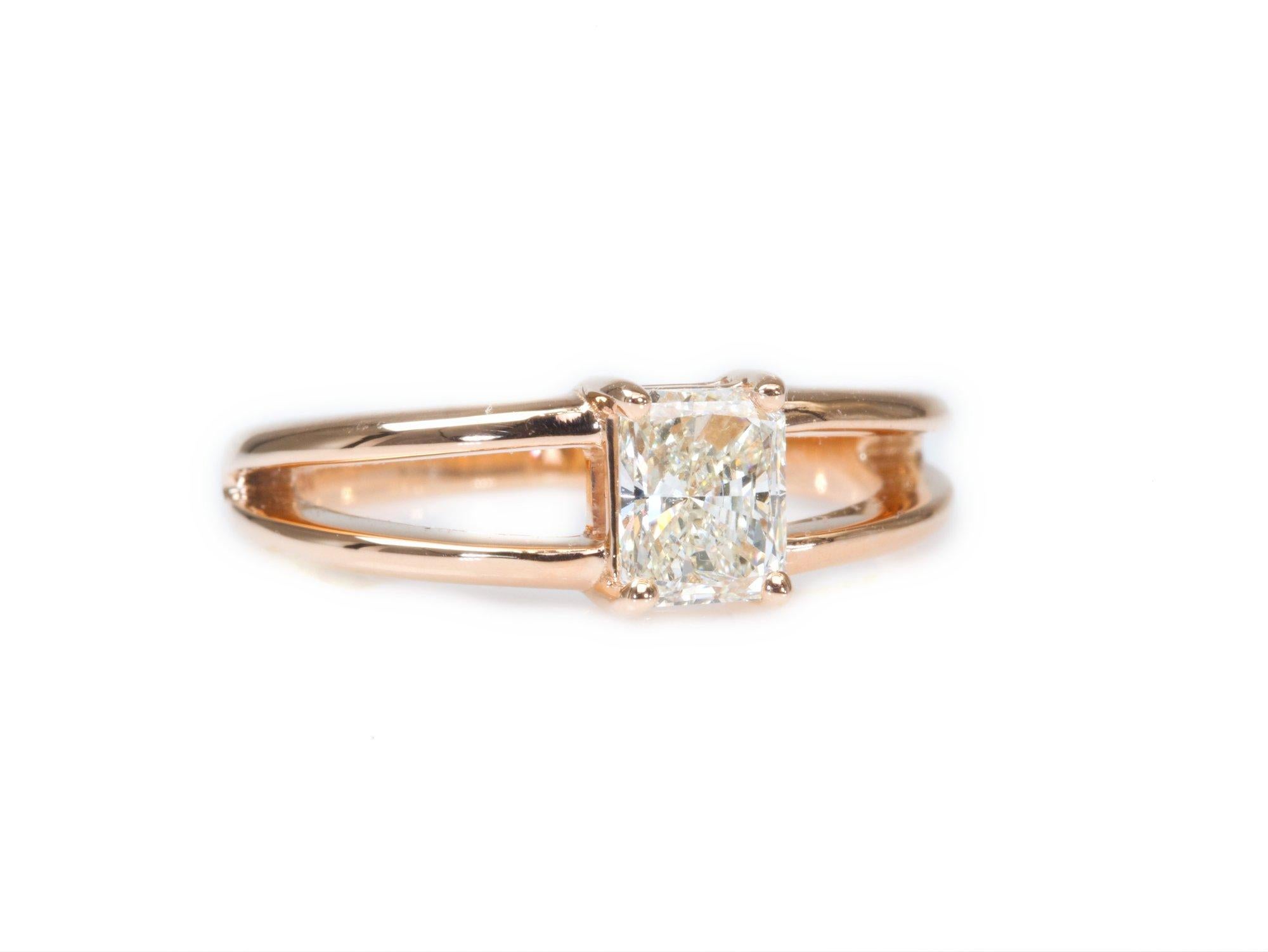 Stunning 18K Rose Gold Ring with 0.50 carat Natural Diamond- GIA Certificate For Sale 2