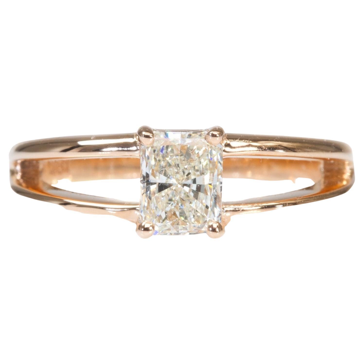 Stunning 18K Rose Gold Ring with 0.50 carat Natural Diamond- GIA Certificate For Sale