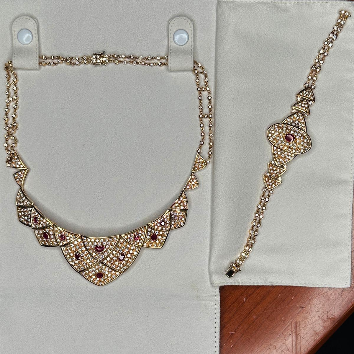 Taglio brillante Splendida suite di rubini e diamanti in 18 carati in vendita