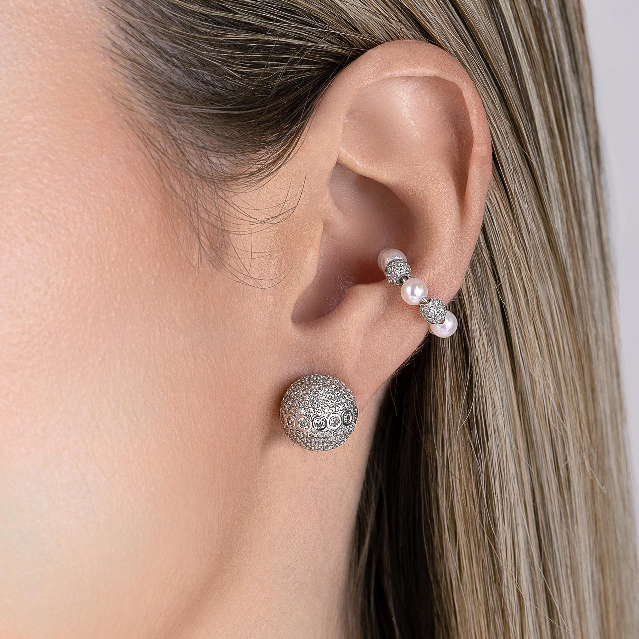 Un sofisticado giro al clásico pendiente de diamante, este exquisito pendiente de 12 mm en lustroso oro blanco es infinitamente versátil, con su llamativo brillo que lo hace tan ponible de día como para glamurosas veladas nocturnas. Su forma