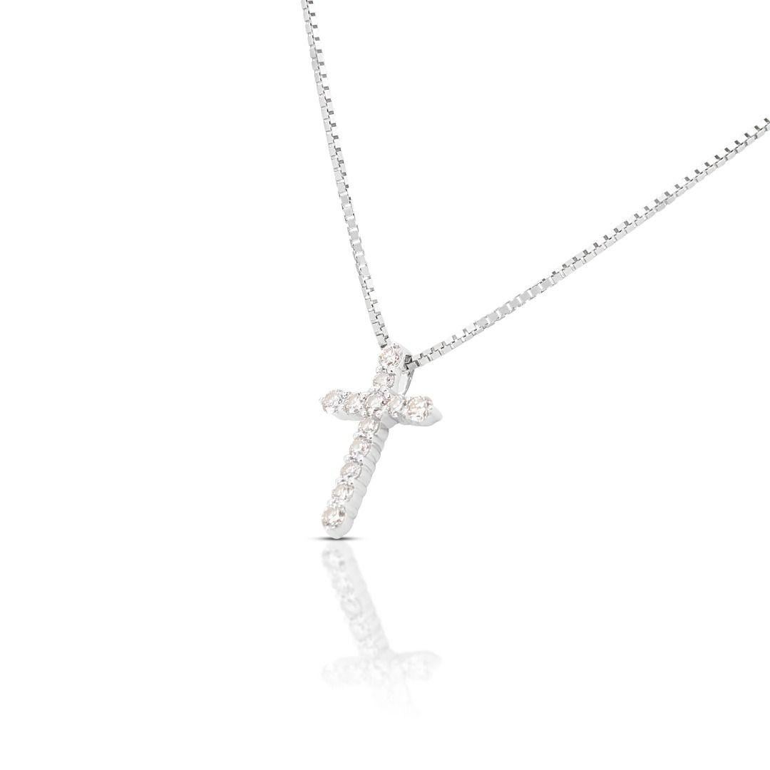 Superbe pendentif croix en or blanc 18 carats avec diamants 0,41 carat - chaîne non incluse Neuf - En vente à רמת גן, IL