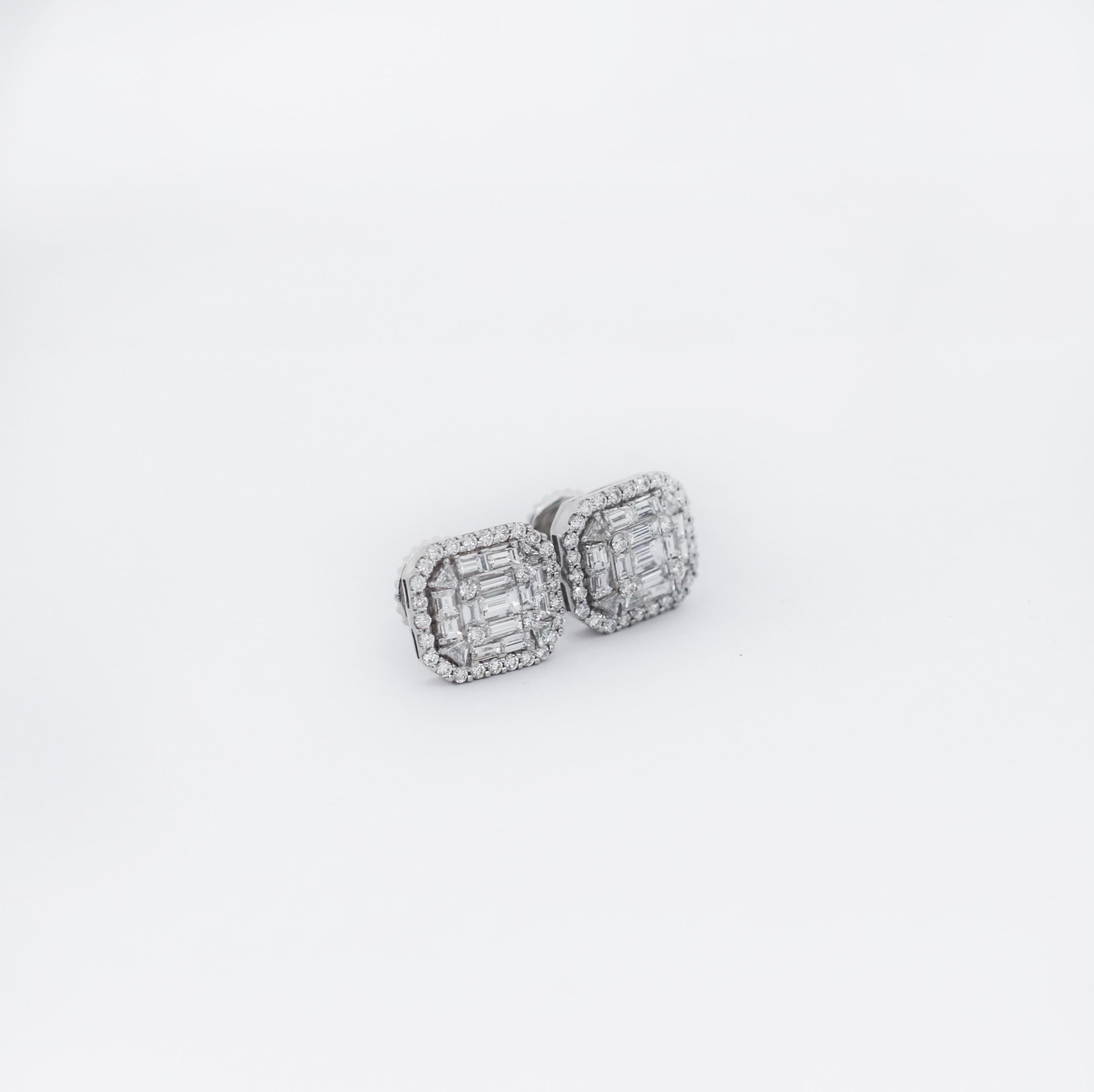 Schöne klassische Ohrringe
18K Weißgold
Diamant-Cluster
schön gestaltet
Rund- und Baguetteschnitt 
Ungefähre Maße: .50