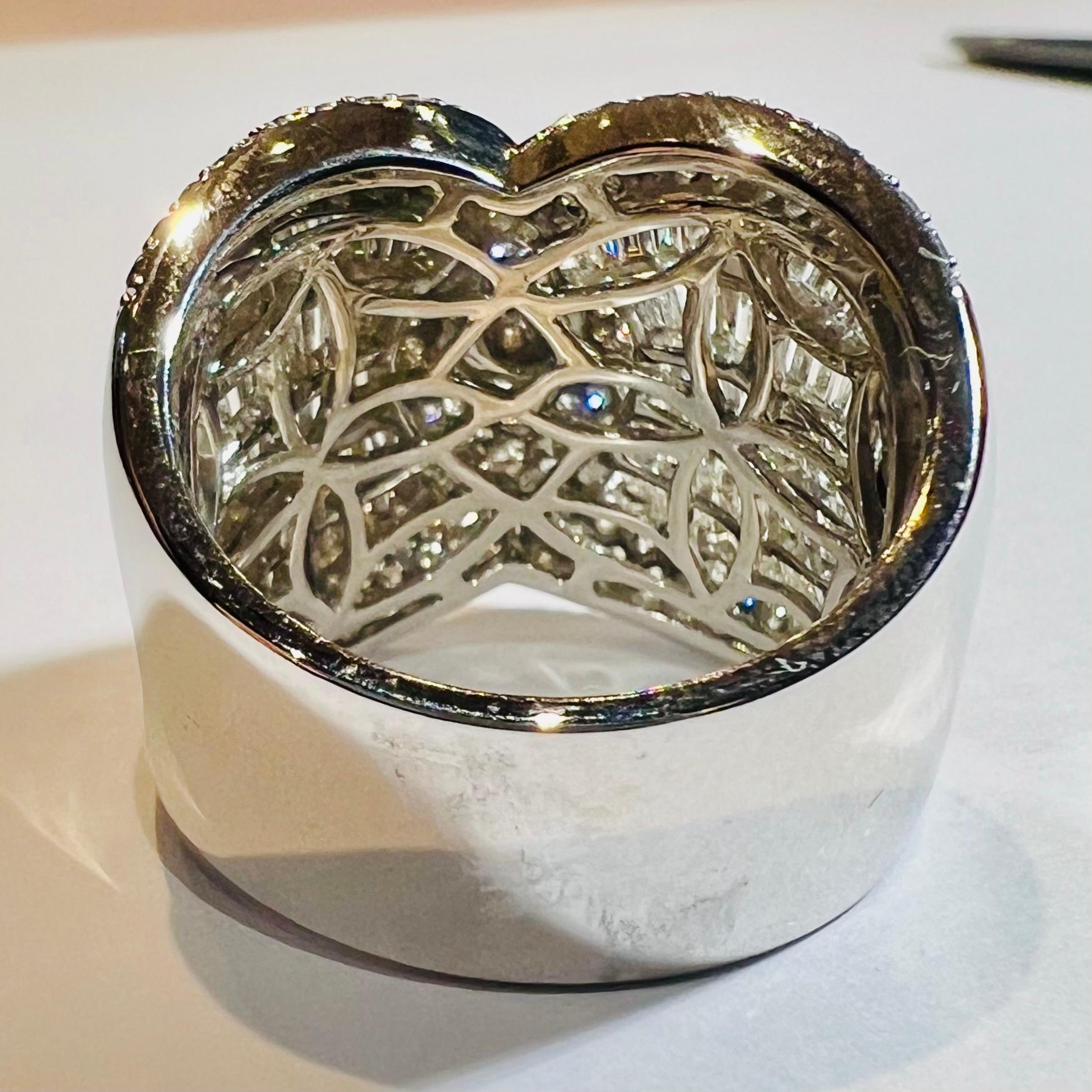 Stunning 18K White Gold Knot Ring with 4ct Baguette & Round Diamonds In Good Condition For Sale In SAINT-OUEN-SUR-SEINE, FR