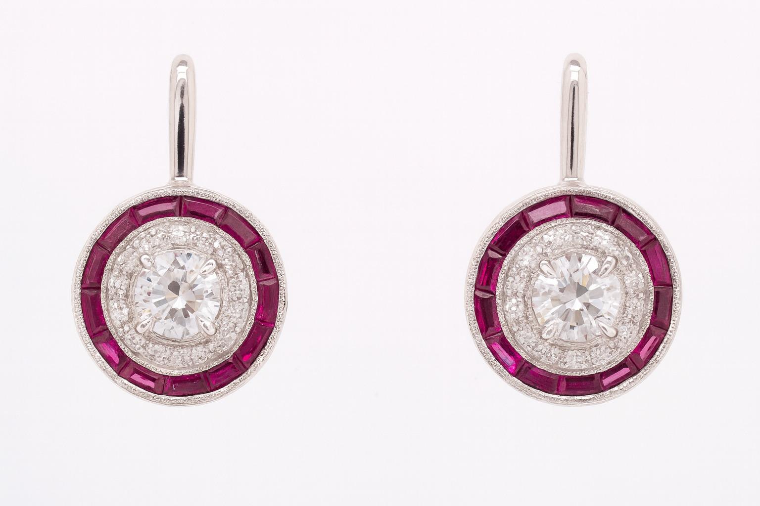 Splendidi orecchini a doppio cerchio in oro bianco 18 carati con diamanti Old Mine e rubini Baguette

Questi straordinari orecchini presentano due diamanti naturali Old Mine Cut, per un peso totale di circa 1,20 carati, con colore F-G e purezza SI.