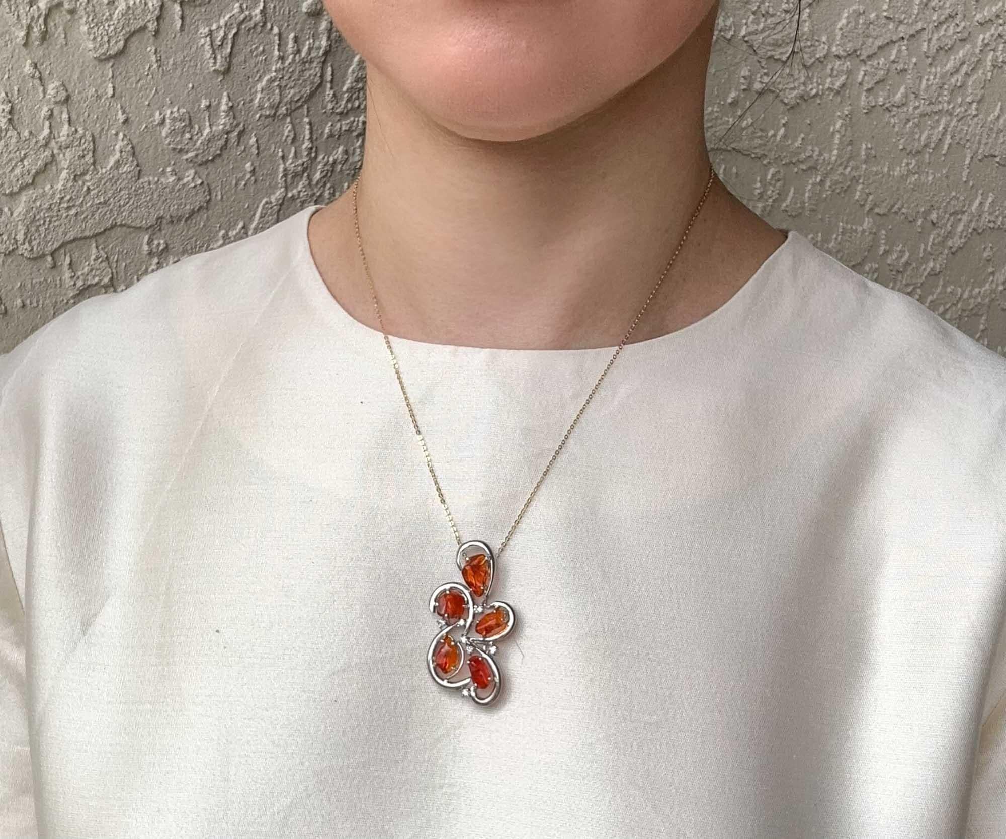 Atemberaubender 18K Weißgold Anhänger mit 5ct+ Freeform Mexican Fire Opal R4572 (Ungeschliffen) im Angebot