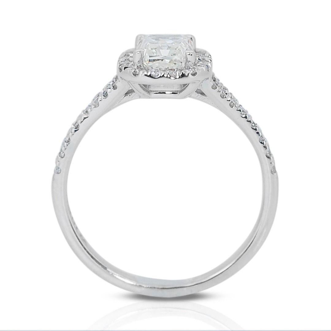 Atemberaubender 18K Weißgold Ring Natürliche Diamanten im Angebot 1