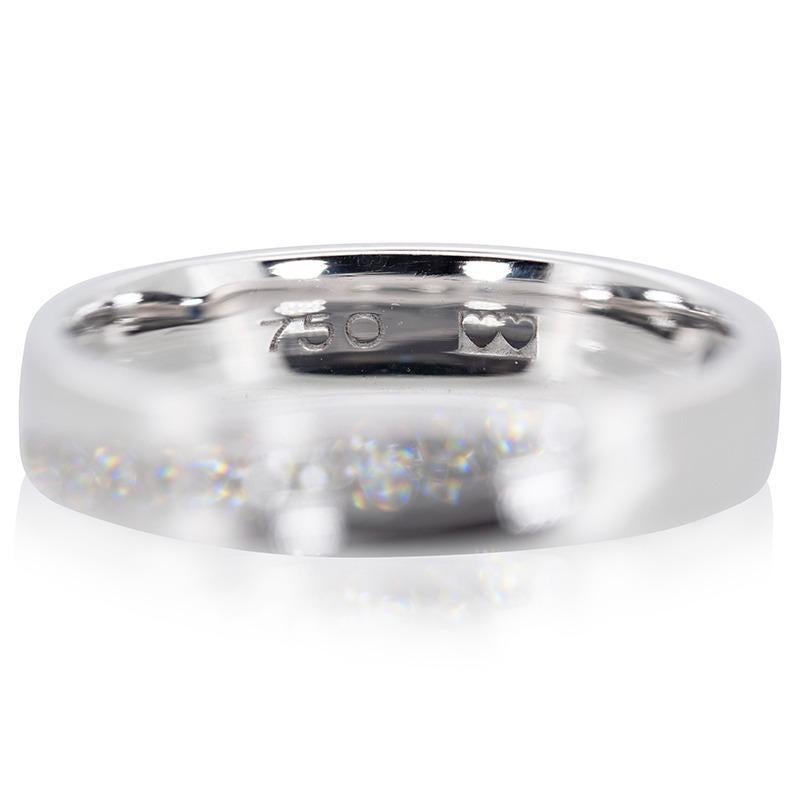 Stunning ring made from 18k white gold with 0.15 total carats of round brilliant diamonds. This ring comes with a fancy box.

-11 diamond main stone of  0.0136 ct. each, total: 0.15 ct.
cut: round brilliant
color: H
clarity: VS

dimensions: Shank