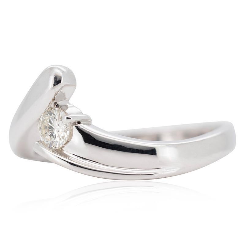 Women's Stunning 18k White Gold Ring with 0.15 Ct Natural Diamonds For Sale