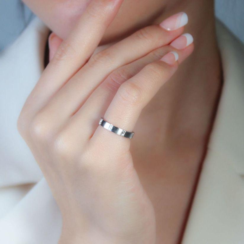 Introducing a stunning ring crafted from luxurious 18K white gold, adorned with sixteen exquisite round brilliant natural diamonds. The main stones boast a total carat weight of 0.32ct, showcasing a dazzling G color grade and VS clarity grade,