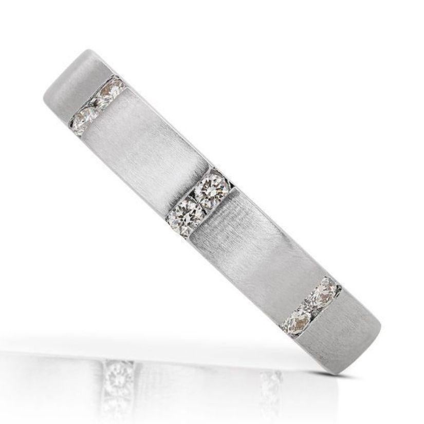 Round Cut Stunning 18K White Gold Ring with 0.32ct Round Brilliant Natural Diamond For Sale