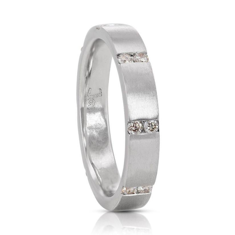 Stunning 18K White Gold Ring with 0.32ct Round Brilliant Natural Diamond In New Condition For Sale In רמת גן, IL