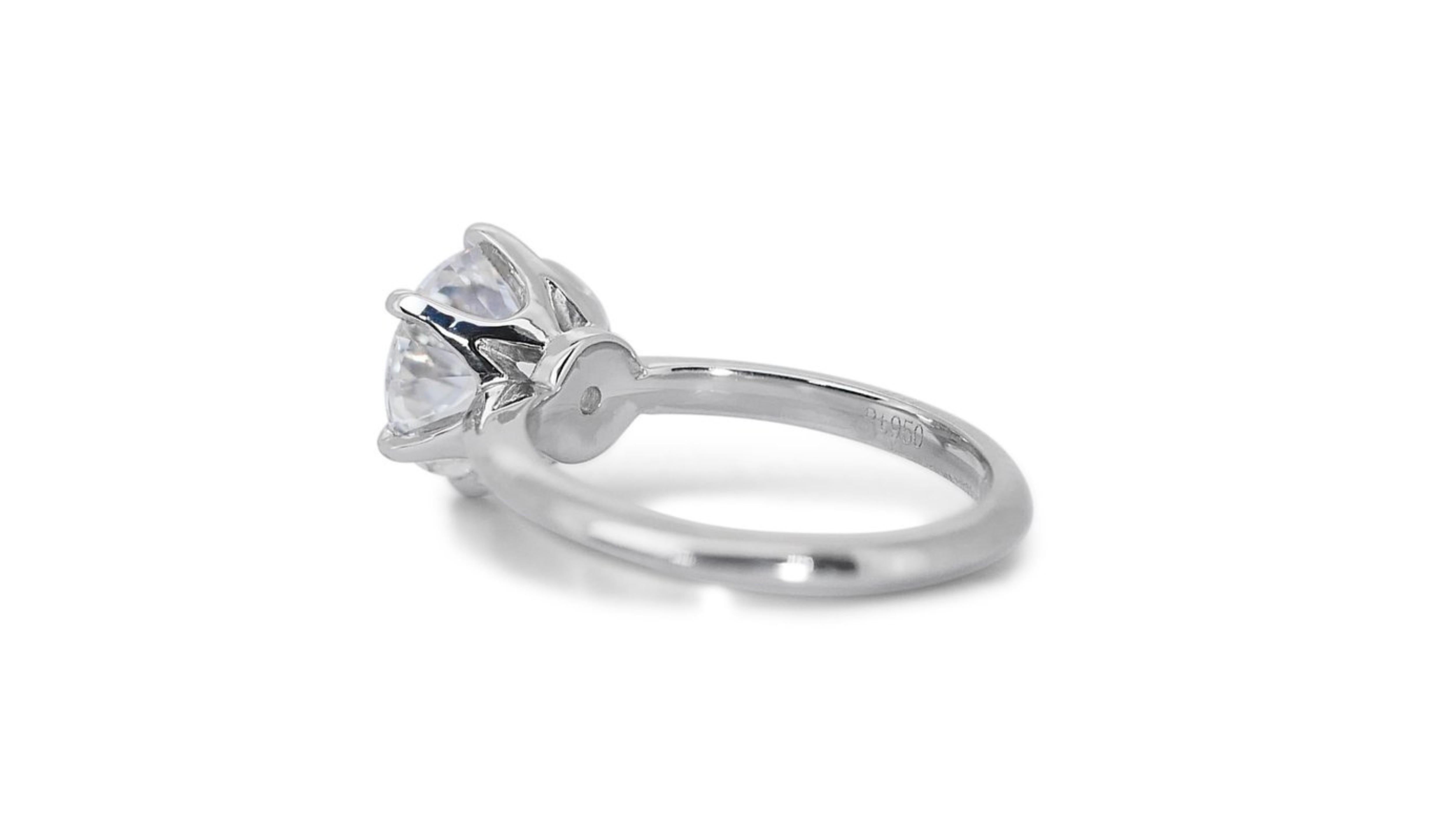 Round Cut Stunning 18k White Gold Ring with 2.4 carat Natural Diamond For Sale